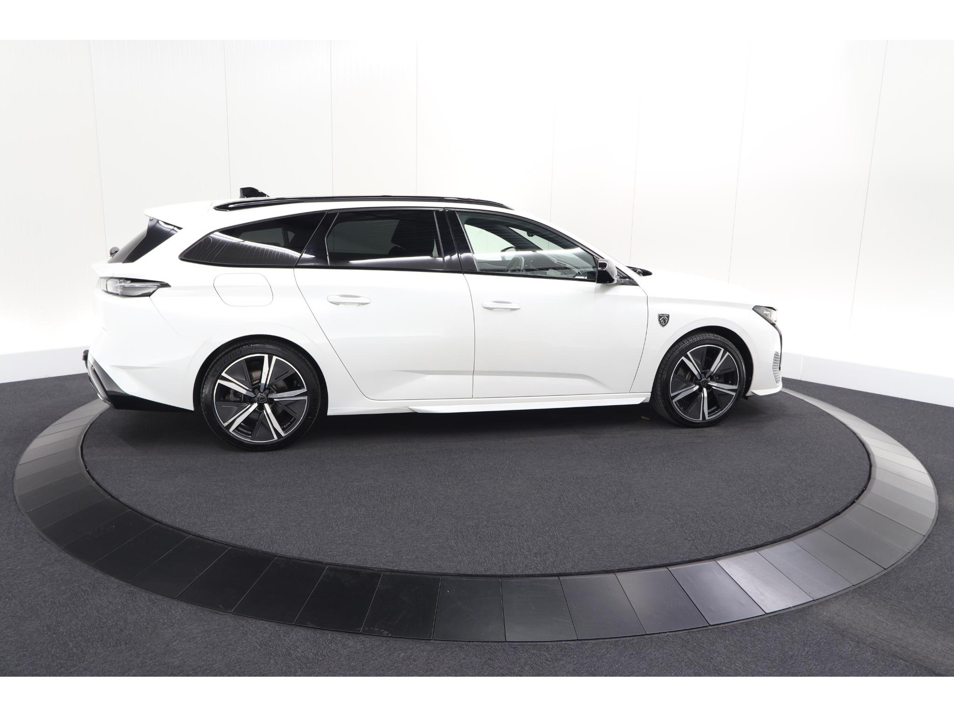 Peugeot 308 SW 1.6 HYbrid 180 GT Pack Business | Trekhaak | 360 Camera | Adaptieve Cruise Control | Elektronische Kofferklep