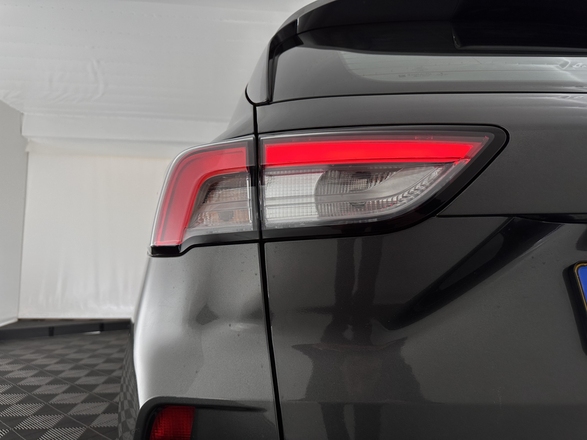 Ford Kuga 2.5 PHEV Vignale (Plug-In) (INCL-BTW) Aut. *HEAD-UP | LEATHER | DIGI-COCKPIT | FULL-LED | KEYLESS | DAB | CARPLAY | NAVI-FULLMAP | MEMORY-PACK | HEATED-COMFORTSEATS | PRIVACYGLASS | TOWBAR | 18''ALU*