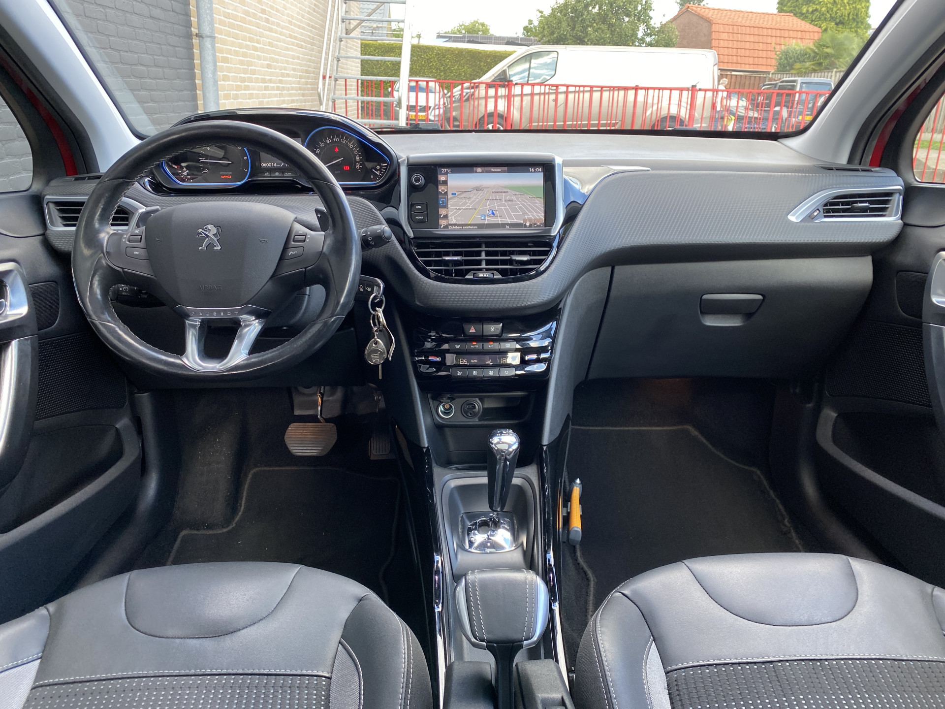 Peugeot 2008 1.2 PureTech Allure AUT. | dealer onderh. | panoramadak | trekhaak | navigatie | cruise control | all season banden
