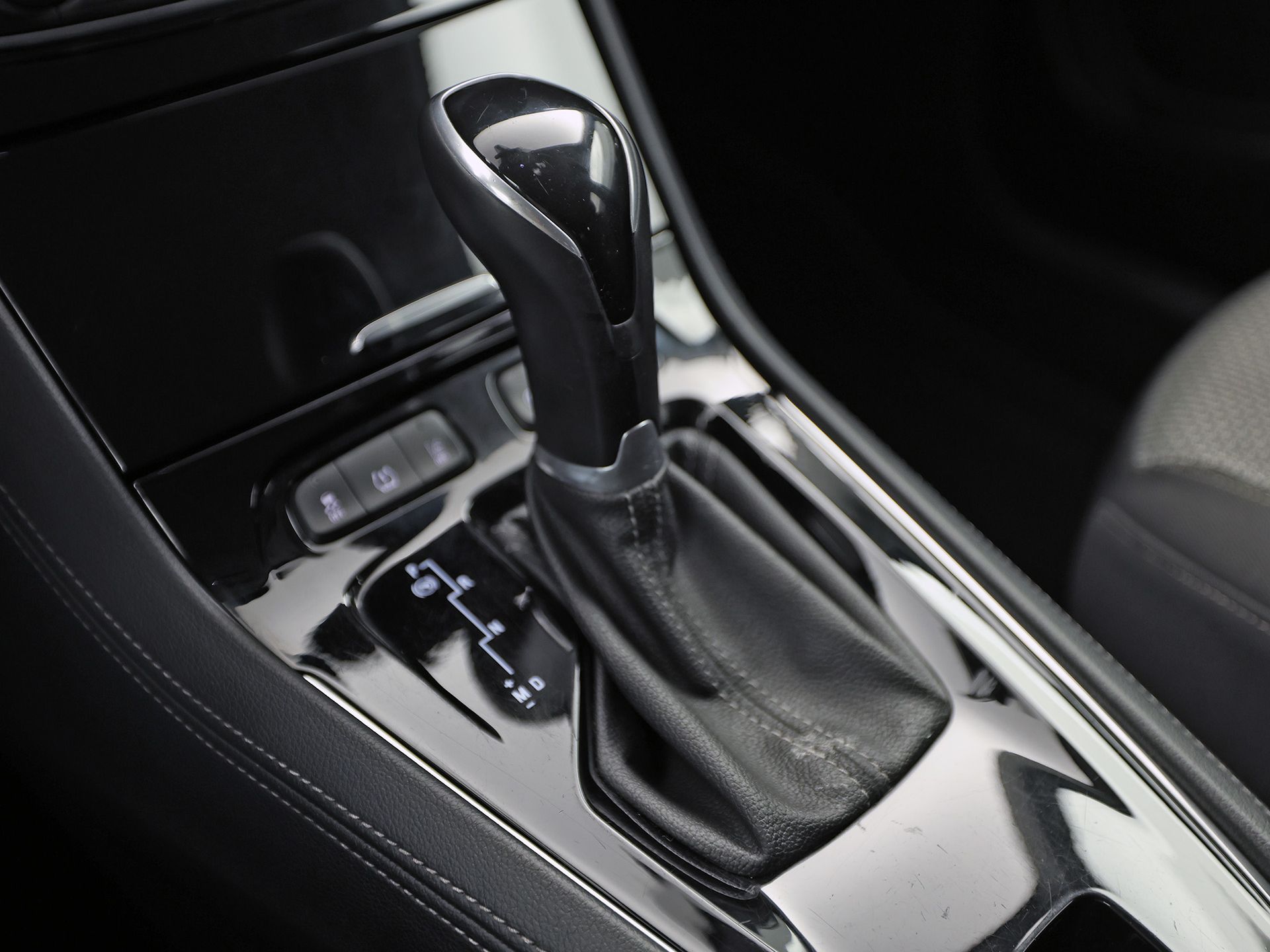 Opel Grandland X 1.2 Turbo Sport Automaat (APPLE CARPLAY, GROOT NAVI, CLIMATE, STUUR/STOELVERWARMING, SPORTSTOELEN, PARKEERSENSOREN, GETINT GLAS, CRUISE, NIEUWSTAAT)