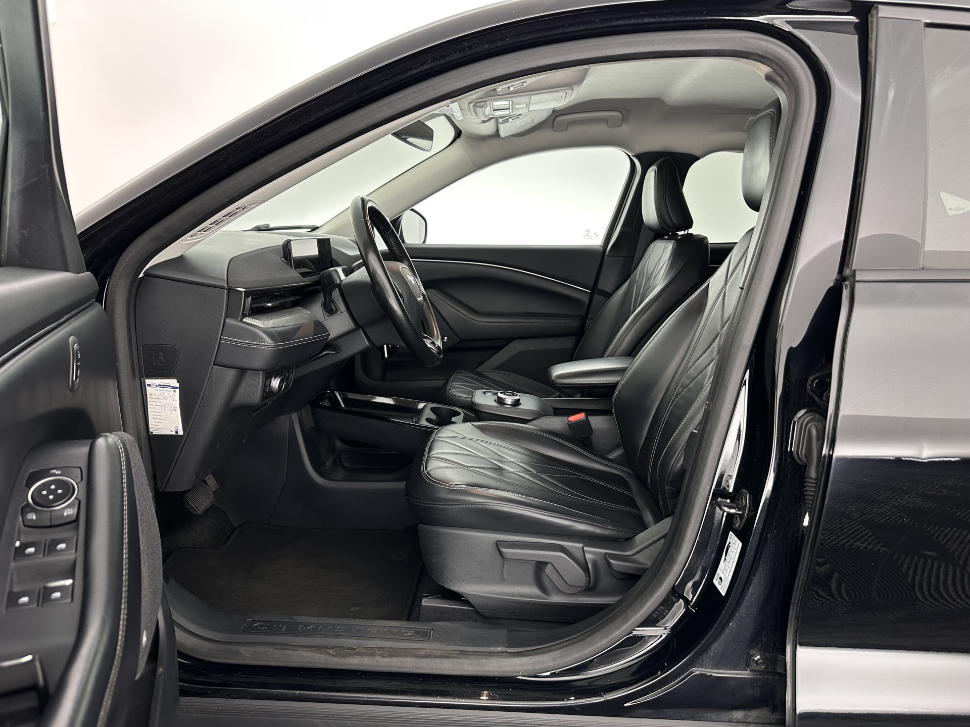 Ford Mustang Mach-E RWD 75 kWh [ 3-Fase-11kW ] {SOH-84%} (INCL-BTW) *LEATHER | FULL-LED | DAB | DIGI-COCKPIT | KEYLESS | NAVI-FULLMAP | CARPLAY | HEATED-COMFORTSEATS | TOPVIEW | ADAPTIVE-CRUISE | PRIVACY-GLASS | 18'' ALU*