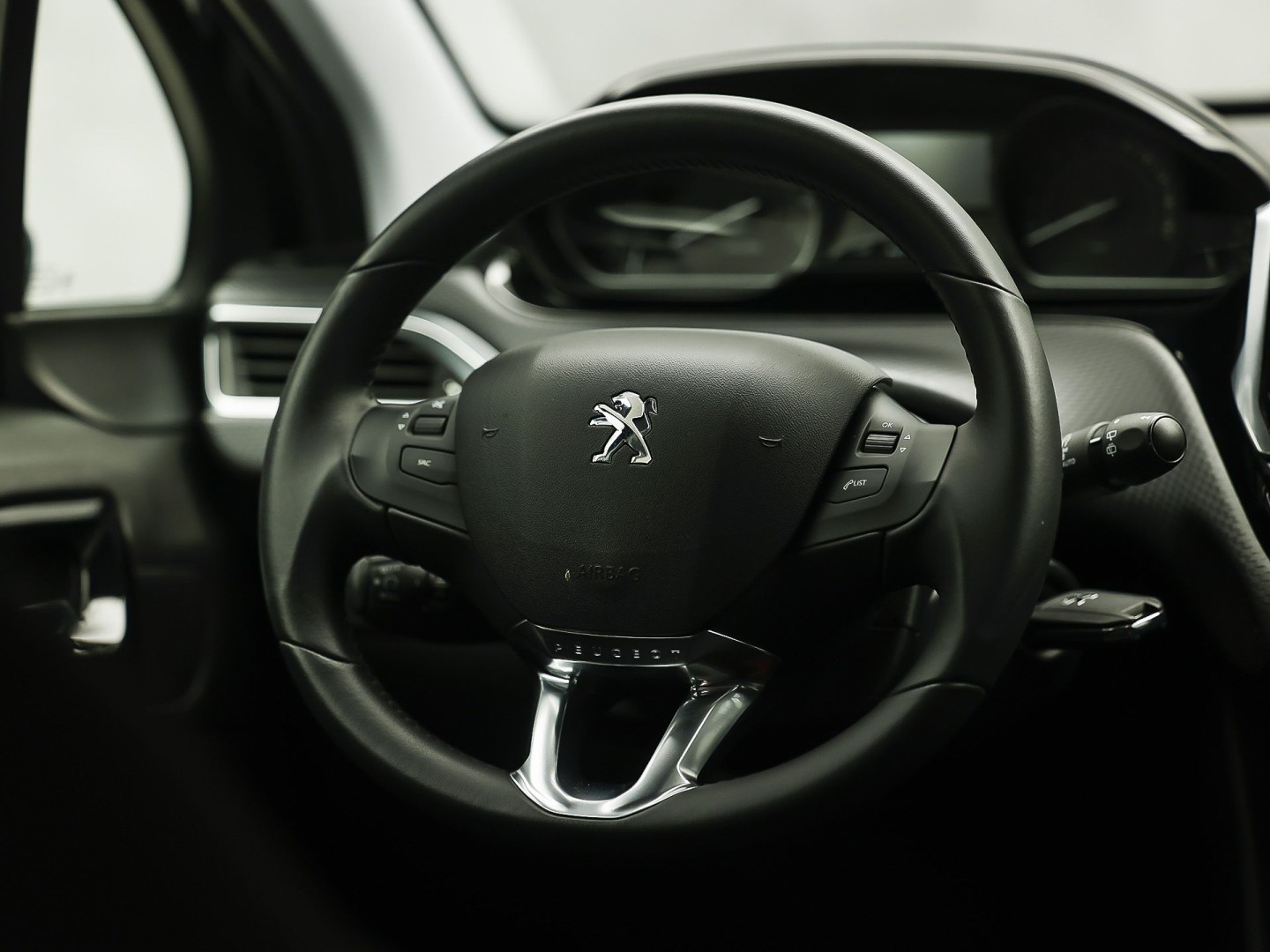 Peugeot 208 1.2 PureTech Signature (APPLE CARPLAY, LOGISCH NAP, NAVIGATIE, GETINT GLAS, SPORTSTOELEN, PARKEERSENSOREN, LM VELGEN, CRUISE, NIEUWSTAAT)