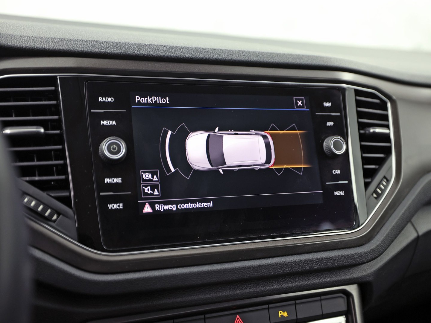 Volkswagen T-Roc 1.0 TSI Sport (APPLE CARPLAY, GROOT NAVI, CLIMATE, STOELVERWARMING, TREKHAAK, SPORTSTOELEN, PARKEERSENSOREN, ADAPTIVE CRUISE, NIEUWSTAAT)