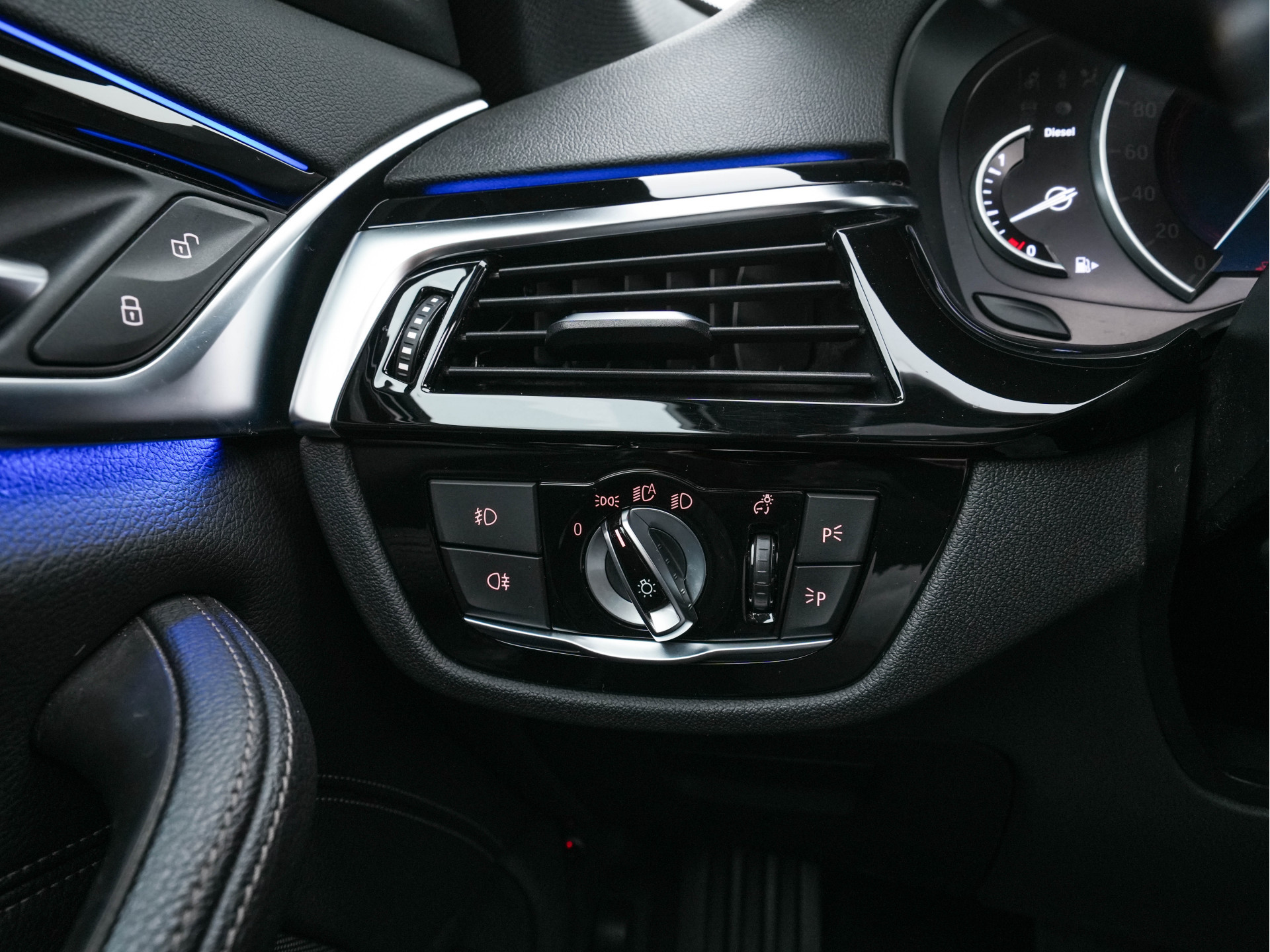 BMW 5-serie Touring 530d Sportline High Executive Aut. *PANO | LEATHER | FULL-LED | MEMORY-PACK | TOP-VIEW | HEATED-COMFORTSEATS | NAVI-FULLMAP | PRIVACY-GLASS | AMBIENT-LIGHT | ECC | CARPLAY | PDC | TOWBAR | SHIFT-PADDLES | 20"ALU*