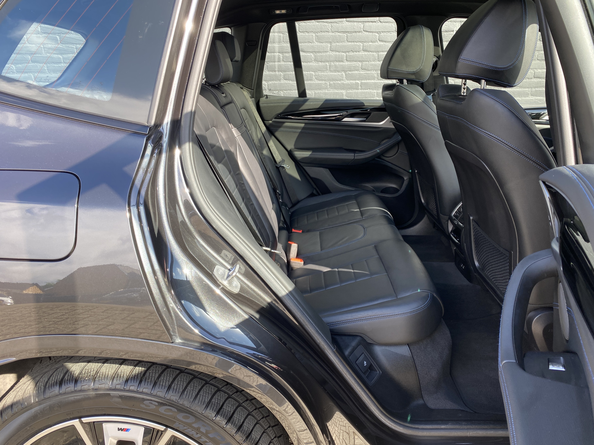 BMW iX3 M Sport High Executive 80 kWh | 1e eigenaar | dealer onderhouden | panoramadak | leder interieur | SOH accu 99.5%