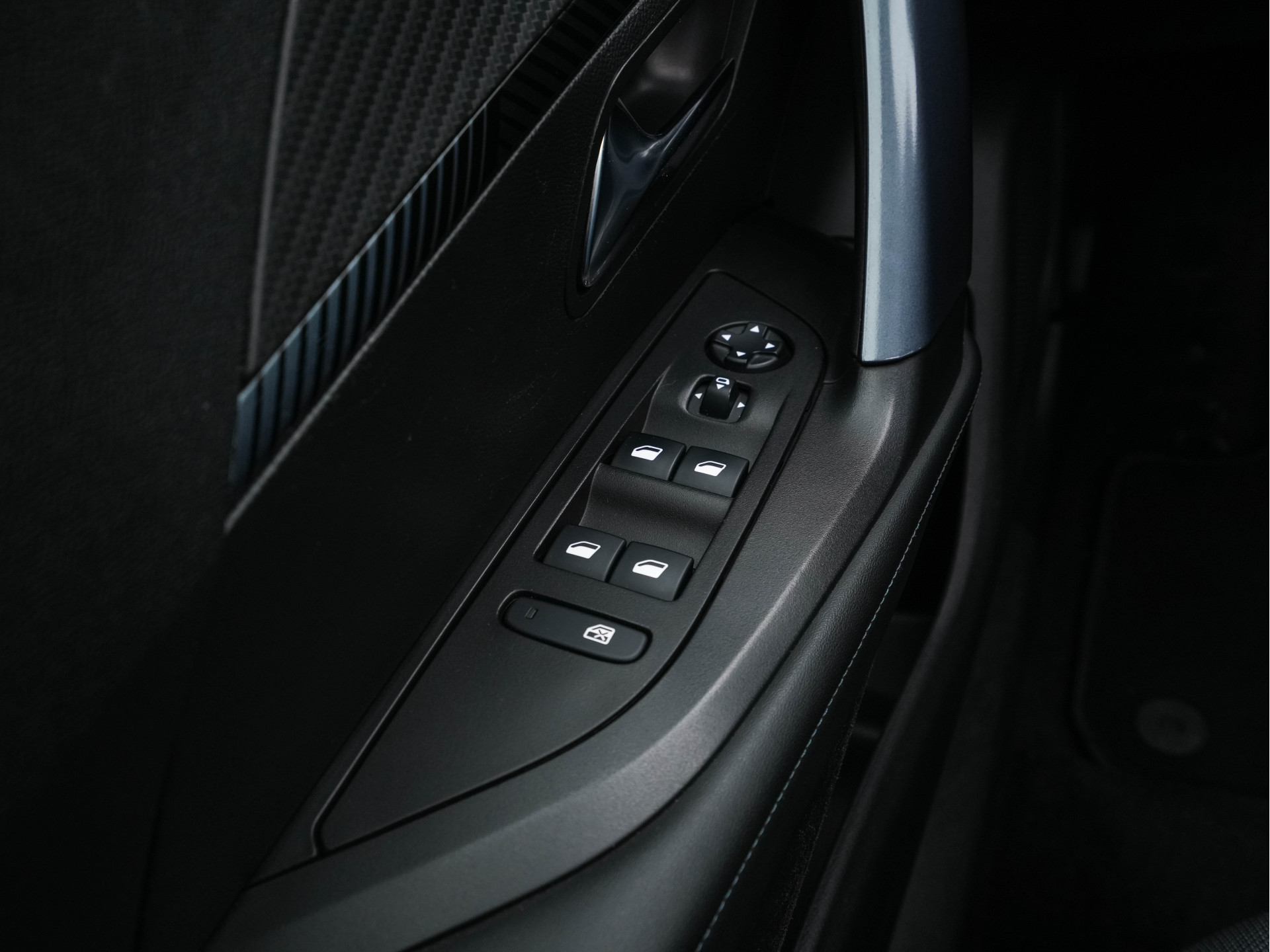 Peugeot e-2008 EV Allure 50 kWh [ 3-Fase ] {SOH-84%} (INCL-BTW) *PANO | LEATHER-FABRIC | FULL-LED | SPORT-SEATS | DIGI-COCKPIT | CAMERA | KEYLESS | PRIVACY-GLASS | DAB+ | NAVI-FULLMAP | ECC | CARPLAY | LANE-ASSIST | PDC | CRUISE | 17''ALU*