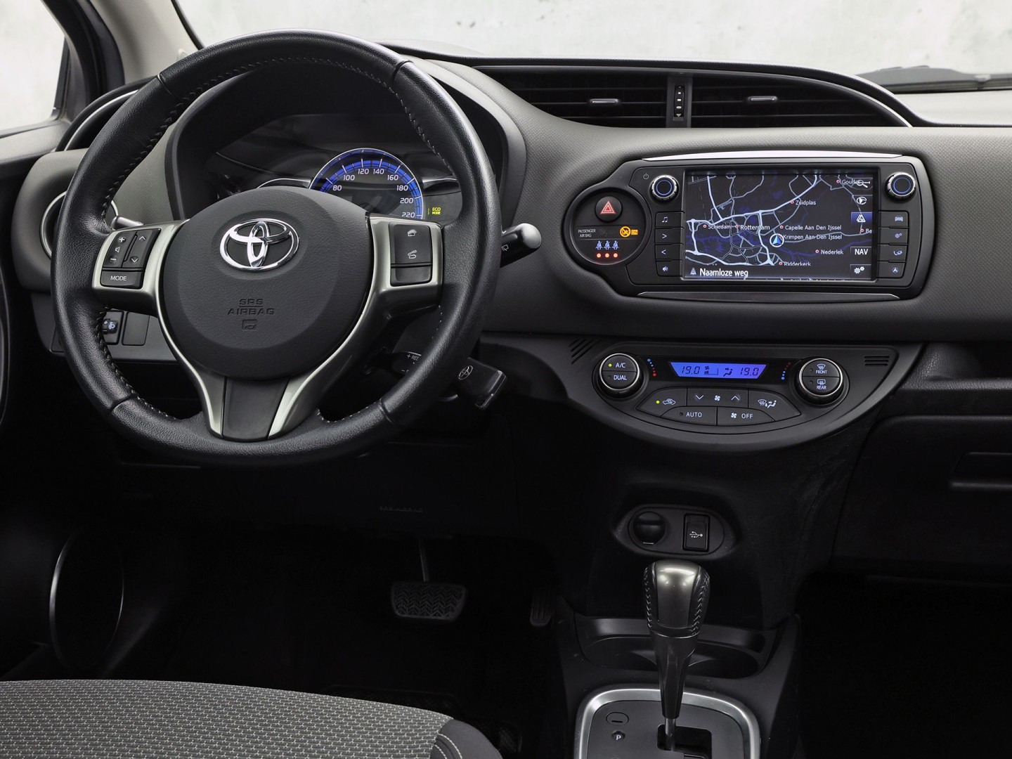 Toyota Yaris 1.5 Hybrid Sport Automaat (NAVIGATIE, CAMERA, CLIMATE, SPORTSTOELEN, CRUISE, ELEK PAKKET, NIEUWSTAAT)