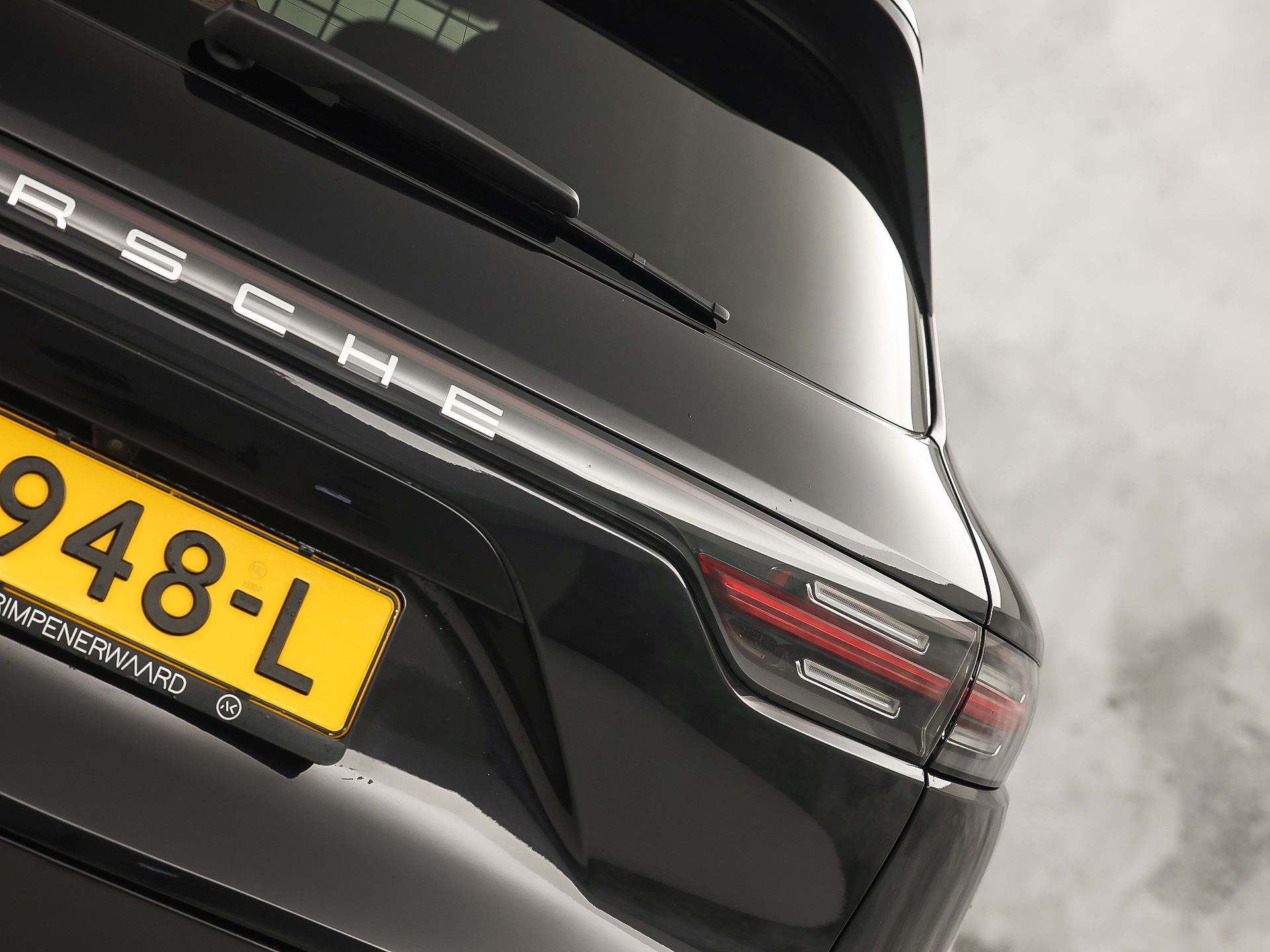 Porsche Cayenne 3.0 E-Hybrid Sport 463Pk (SPORTCHRONO PAKKET, LUCHTVERING, SOH 95%, BLACK PACK, APPLE CARPLAY, MEMORY SEATS, STOELVERWARMING, GETINT GLAS, CAMERA, NIEUWSTAAT)