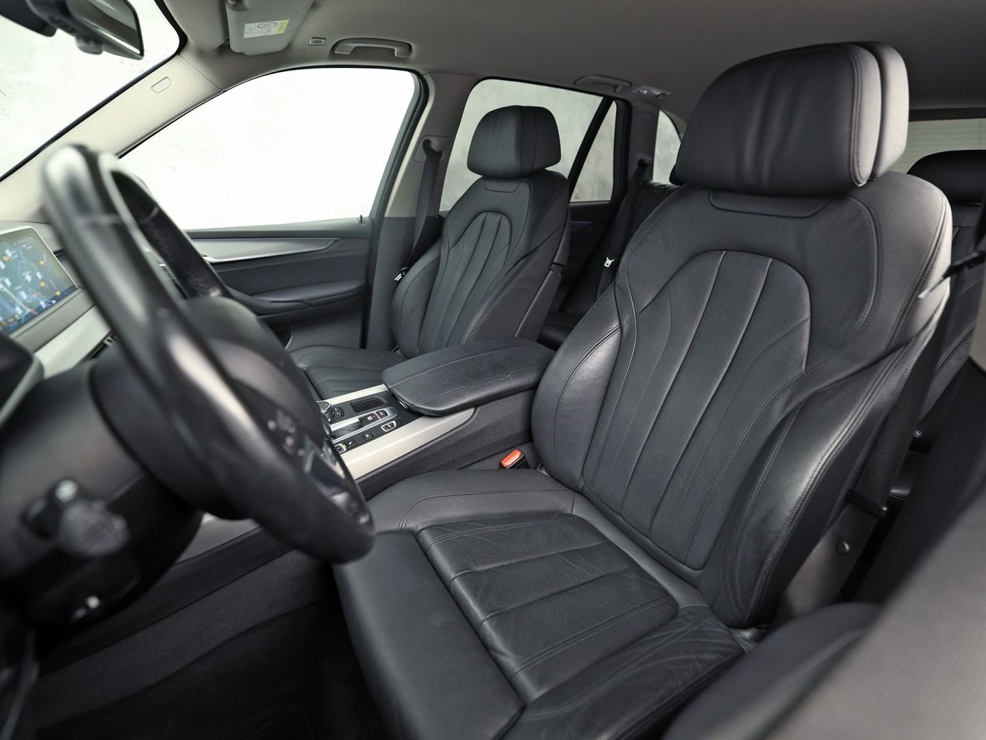 BMW X5 xDrive40e iPerformance High Executive 313Pk Automaat (GROOT NAVI, HEAD-UP DISPLAY, COMFORTSTOELEN MET GEHEUGEN, SFEERVERLICHTING, CAMERA, STOELVERWARMING, GETINT GLAS, NIEUWSTAAT)