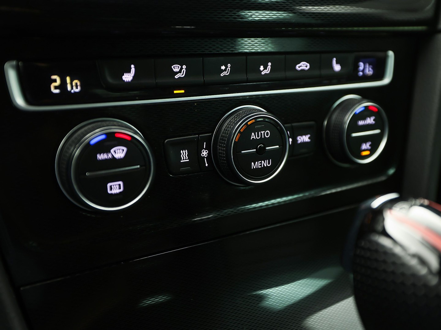Volkswagen Golf 2.0 TSI GTI 220Pk Automaat (NAVIGATIE, CLIMATE, LEDER, STOELVERWARMING, SPORTSTOELEN, GETINT GLAS, XENON, NIEUWSTAAT)