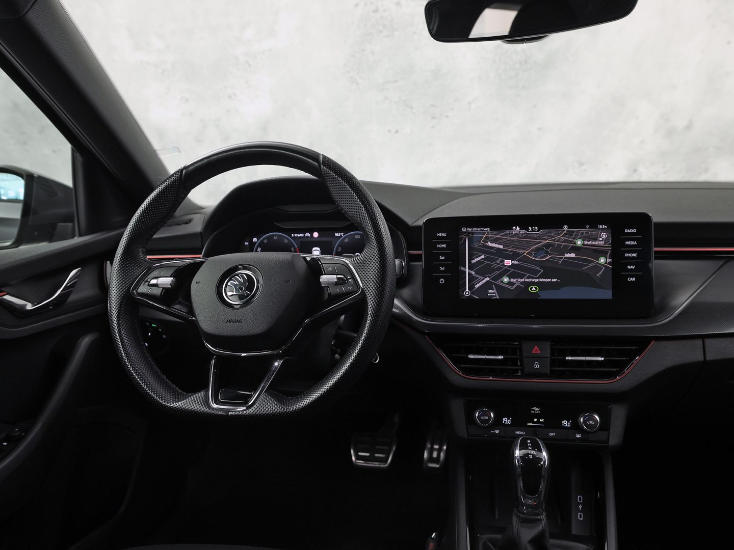 Škoda Kamiq 1.0 TSI Sport Automaat (KUIPSTOELEN, VIRTUAL COCKPIT, APPLE CARPLAY, GROOT NAVI, STOELVERWARMING, ADAPTIVE CRUISE, GETINT GLAS, ZWART HEMEL, NIEUWSTAAT)