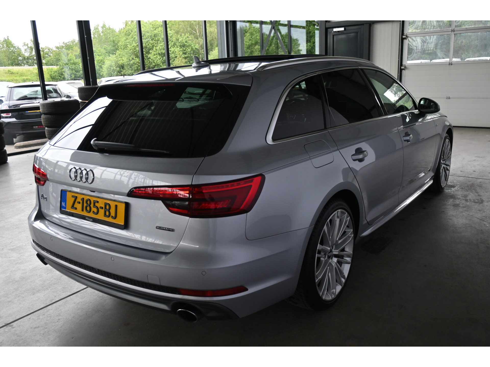 Audi A4 Avant 2.0 TFSI quattro S-Line Automaat Navigatie Panoramadak Adaptief Matrix LED Goed Onderhouden! Inruil Mogelijk!