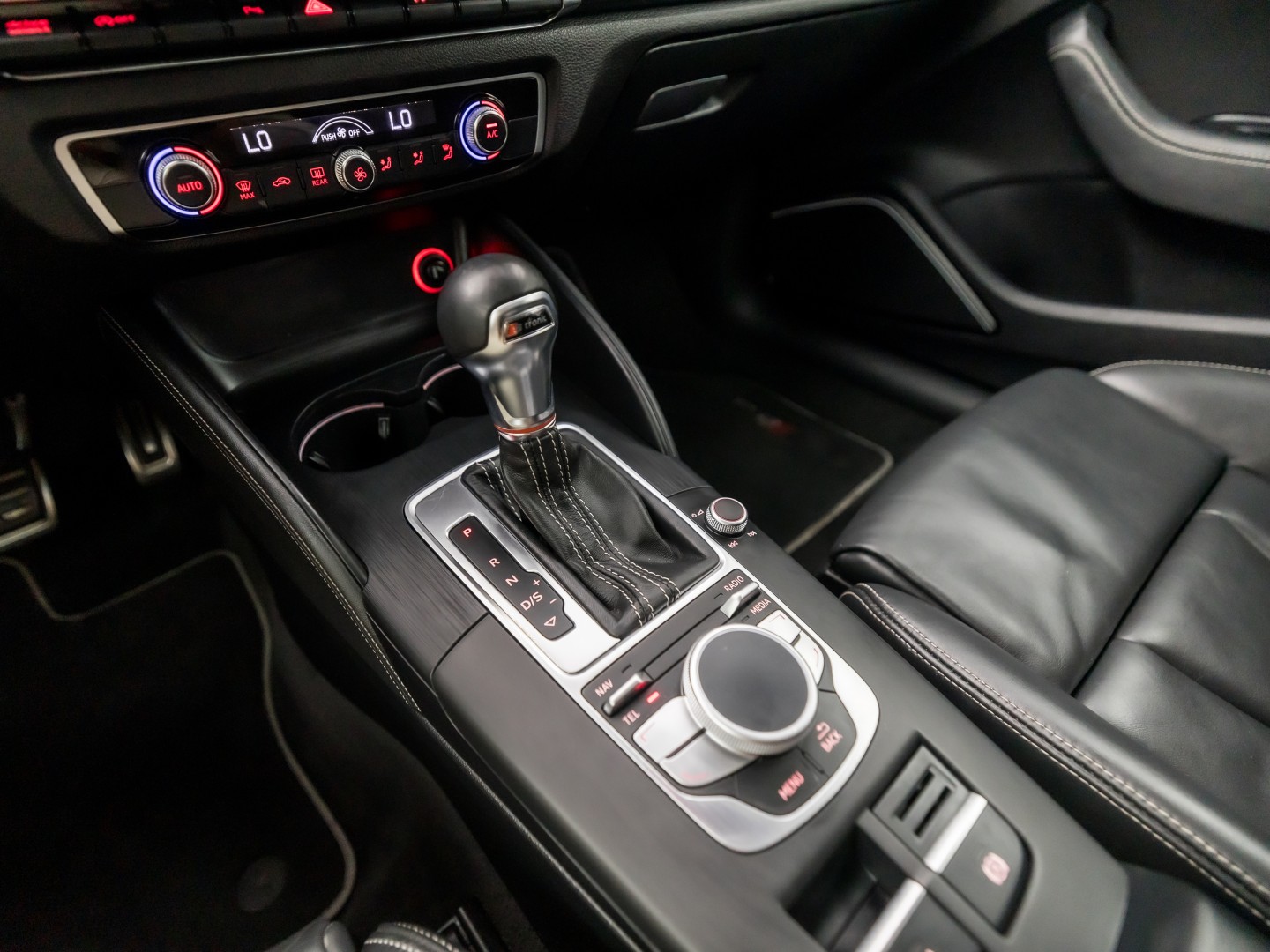 Audi A3 Sportback 2.0 TFSI S3 quattro S-Line 300Pk Automaat (PANORAMADAK, BLACK PACK, BANG&OLUFSEN, ELEK SPORTSTOELEN, RODE GORDELS, GETINT GLAS, PARKEERSENSOREN, NIEUWSTAAT)