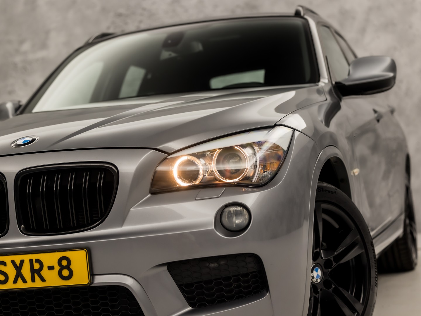 BMW X1 sDrive20i M Sport 184Pk Automaat (GROOT NAVI, CLIMATE, ALCANTARA, TREKHAAK, SPORTSTOELEN, XENON, ZWART HEMEL, PARKEERSENSOREN, NIEUWSTAAT)