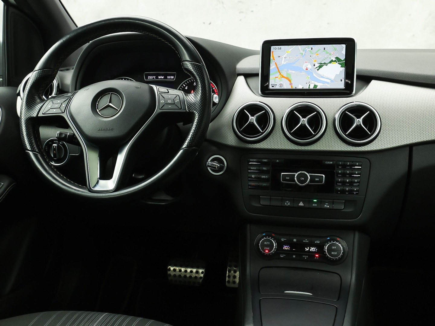 Mercedes-Benz B-Klasse 180 Sport Automaat (PANORAMADAK, GROOT NAVI, CLIMATE, SPORTSTOELEN, LEDER, XENON, CRUISE, NIEUWE APK, NIEUWSTAAT)