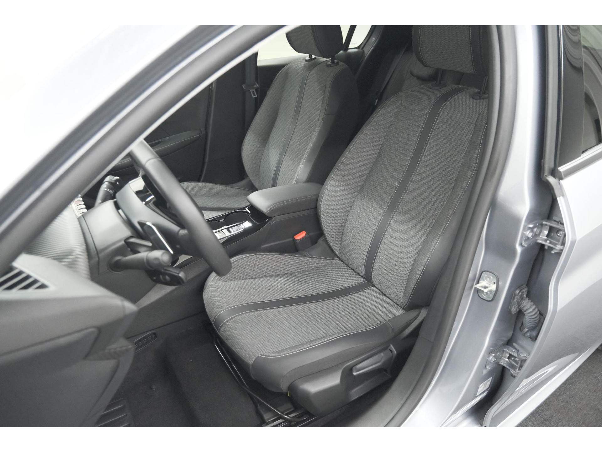 Peugeot 208 1.2 Hybrid 110 e-DCS6 Allure | Apple Carplay | Parkeersensoren Voor + Achter | Climate Control