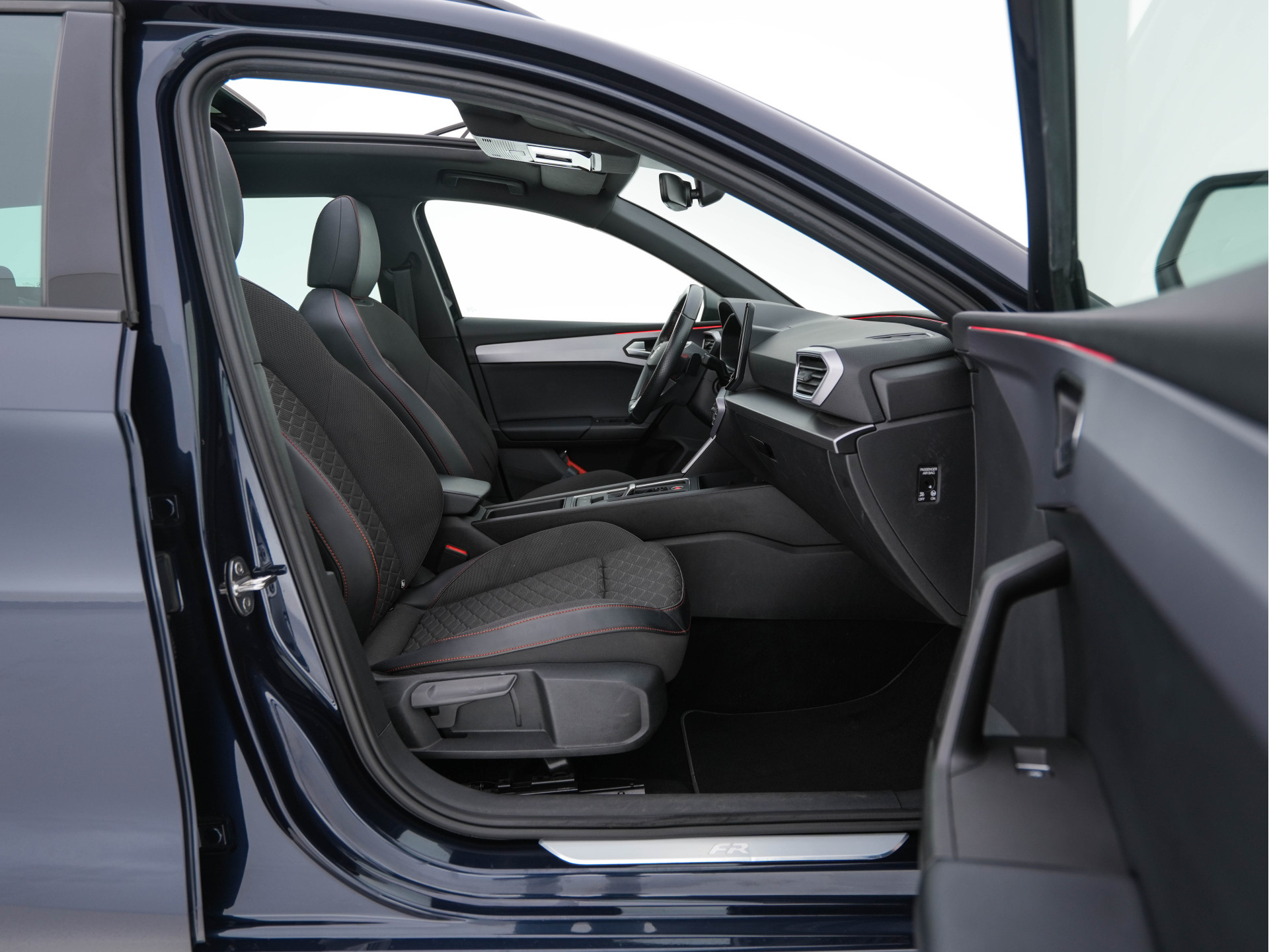 SEAT Leon Sportstourer 2.0 TDI FR Business Intense (INCL-BTW) Aut.  *PANO | FULL-LED | ADAPTIVE-CRUISE | DIGI-COCKPIT | NAVI-FULLMAP | LEATHER-MICROFIBRE | CARPLAY | KEYLESS | SHIFT-PADDLES | SPORT-SEATS | AMBIENT-LIGHT | CAMERA | 17''ALU | T