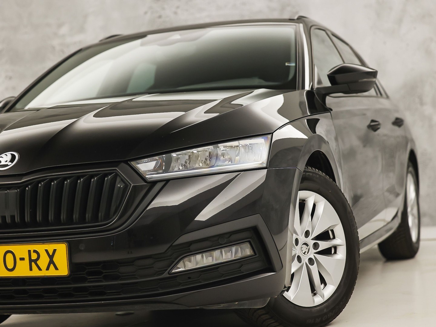 Škoda Octavia Combi 1.0 TSI Sport (KUIPSTOELEN, 1e EIGENAAR, APPLE CARPLAY, GROOT NAVI, GETINT GLAS, ZWART HEMEL, KEYLESS, NIEUWSTAAT)