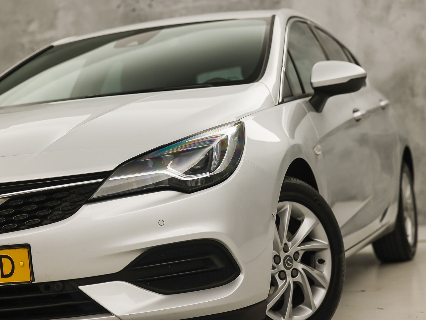 Opel Astra 1.2 Elegance (DIGITALE COCKPIT, APPLE CARPLAY, GROOT NAVI, CAMERA, CLIMATE, STUUR/STOELVERWARMING, SPORTSTOELEN, GETINT GLAS, TREKHAAK, ADAPTIVE CRUISE, NIEUWSTAAT)