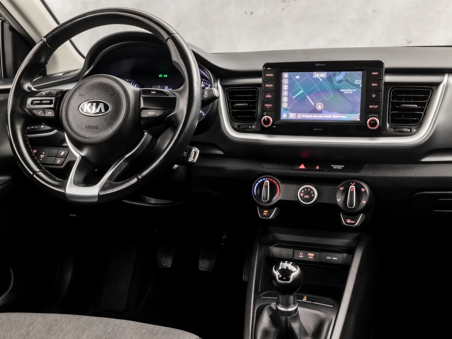 Kia Stonic 1.2 Navigator Sport (APPLE CARPLAY, NAVIGATIE, CAMERA, LM VELGEN, SPORTSTOELEN, PARKEERSENSOREN, ELEK RAMEN, NIEUWSTAAT)