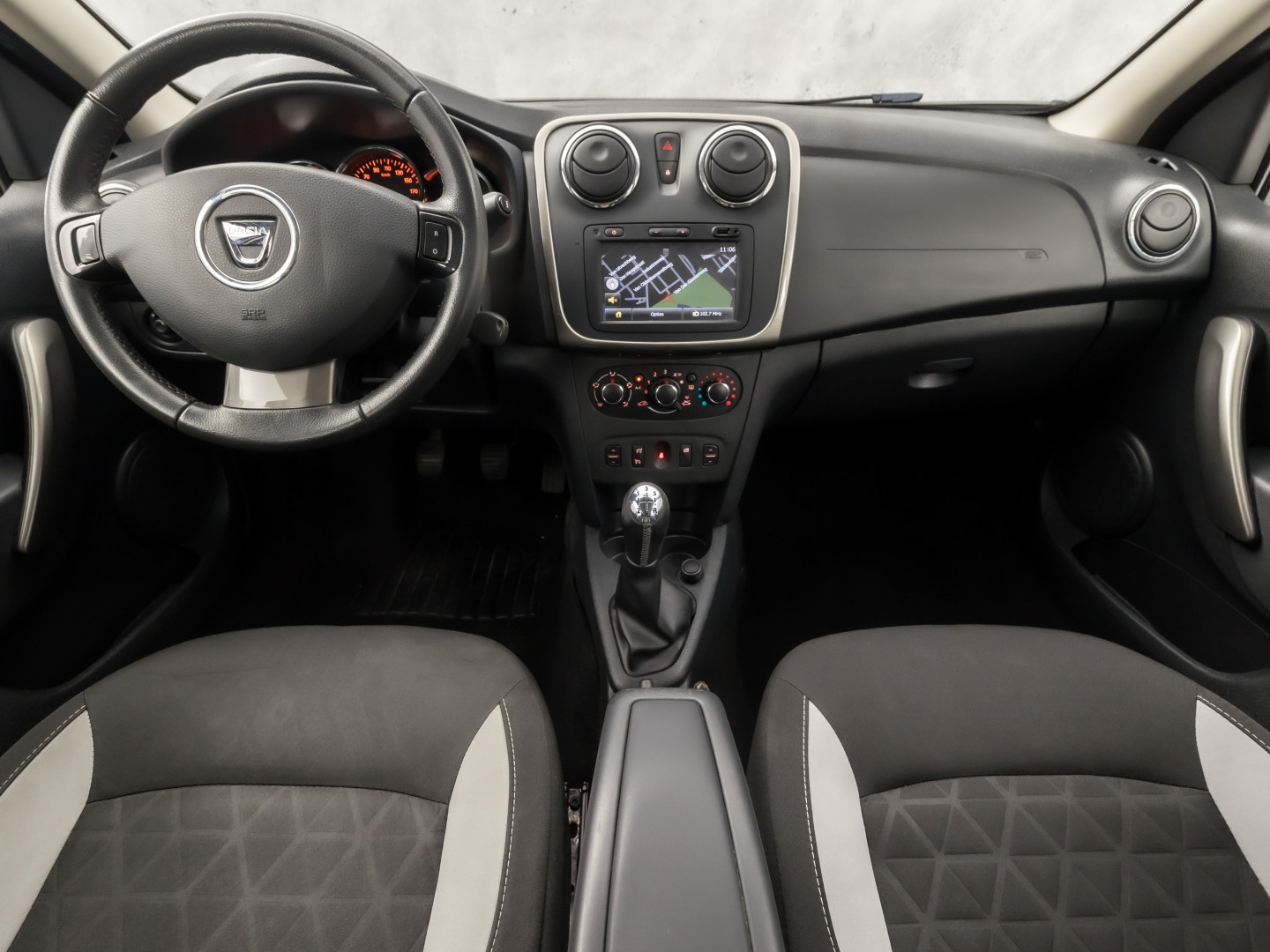 Dacia Sandero 0.9 TCe Stepway Lauréate (NAVIGATIE, AIRCO, LM VELGEN, SPORTSTOELEN, PARKEERSENSOREN, NIEUWSTAAT)