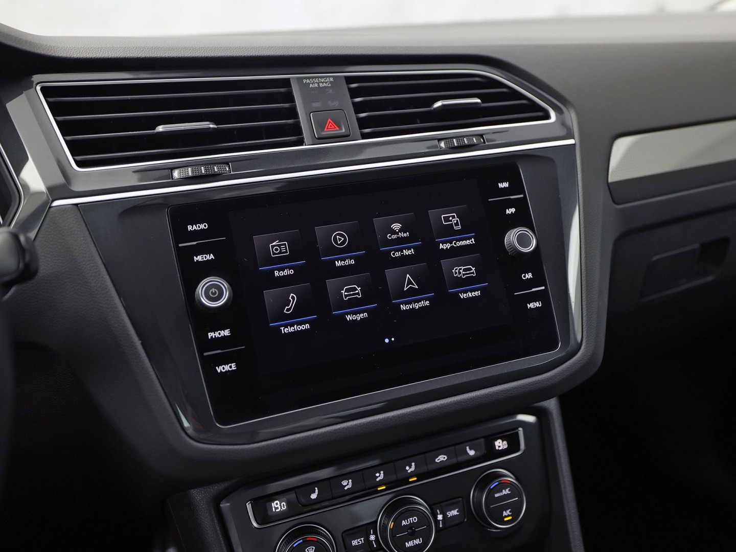Volkswagen Tiguan 1.5 TSI ACT Highline 150Pk Automaat (VIRTUAL COCKPIT, APPLE CARPLAY, GROOT NAVI, CAMERA, STOELVERWARMING, SPORTSTOELEN, GETINT GLAS, ADAPTIVE CRUISE, NIEUWSTAAT)