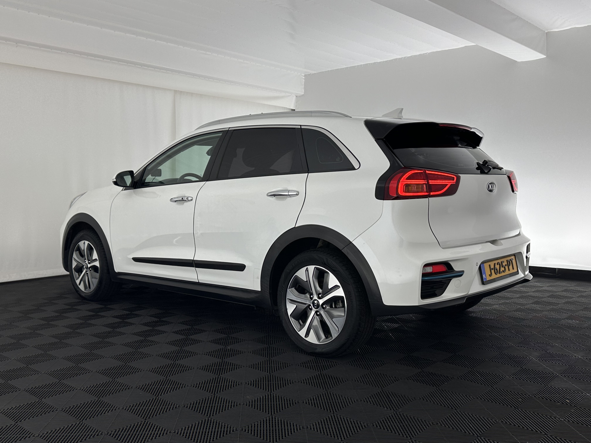 Kia e-Niro DynamicLine 64 kWh [ 3-Fase ] {SOH-100%} (INCL-BTW) Aut.*HEATPUMP | LEATHER-FABRIC | NAVI-FULLMAP | DAB+ | ADAPTIVE-CRUISE | CAMERA | HEATED-COMFORTSEATS | KEYLESS | DIGI-COCKPIT | SHIFTPADDLES | CARPLAY | LANE-ASSIST | 17"ALU*
