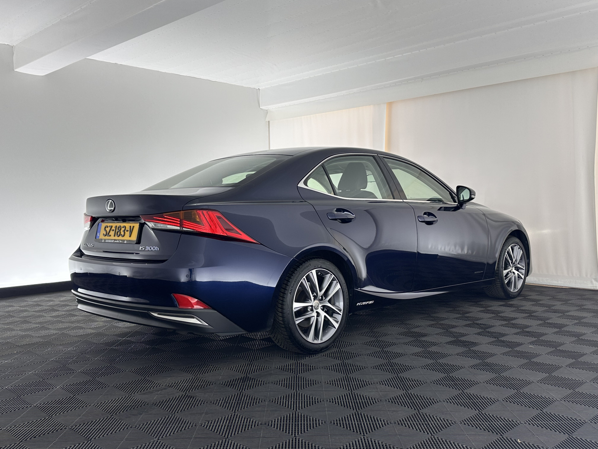 Lexus IS 300h Hybrid Business Line Aut. *PANO | LEATHER-MICROFIBRE | FULL-LED | NAVI-FULLMAP | HEATED-COMFORTSEATS | CAMERA | ECC | SHIFT-PADDLES | PDC | CRUISE | 17''ALU*