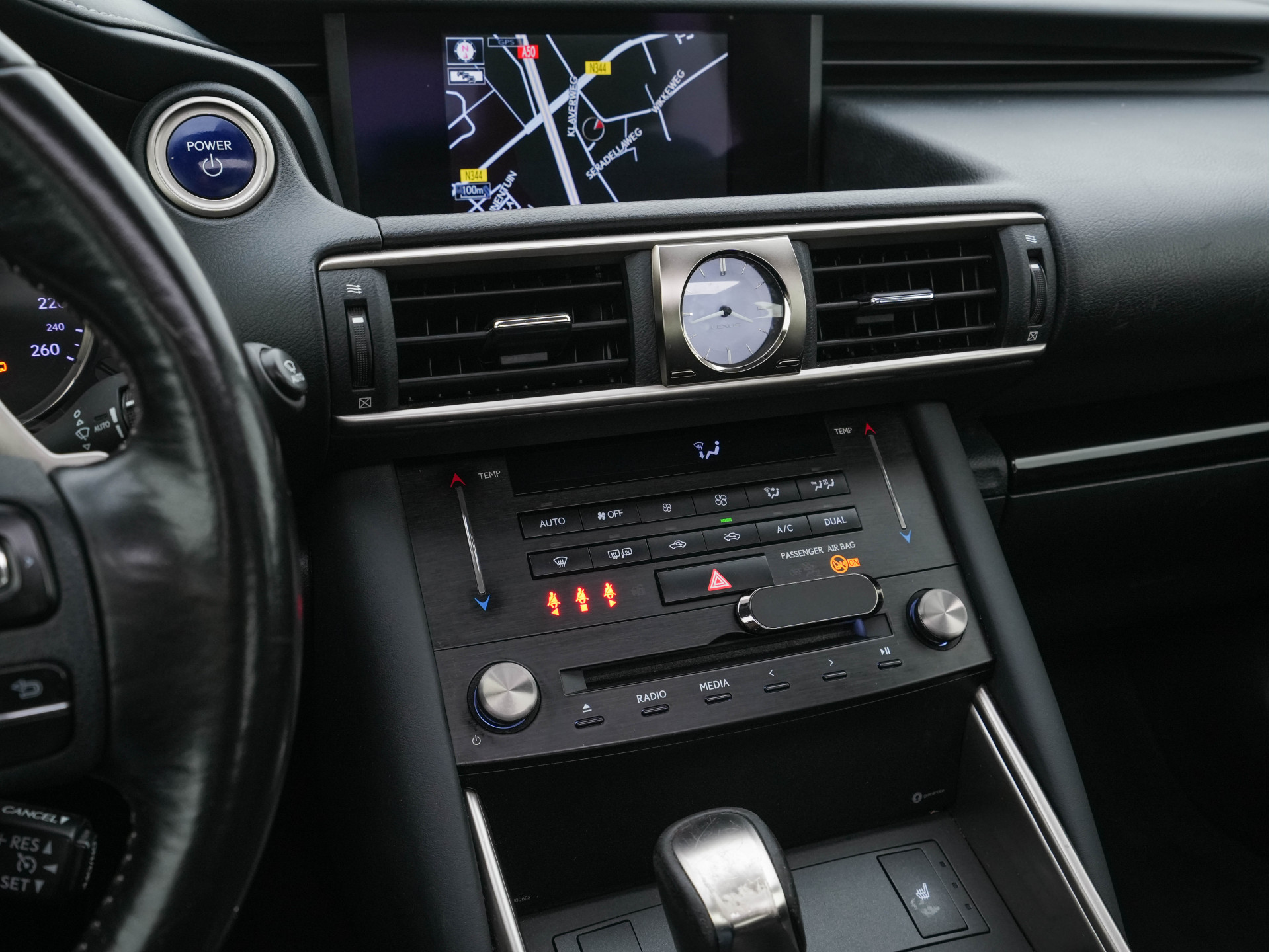 Lexus IS 300h Hybrid Business Line Aut. *PANO | LEATHER-MICROFIBRE | FULL-LED | NAVI-FULLMAP | HEATED-COMFORTSEATS | CAMERA | ECC | SHIFT-PADDLES | PDC | CRUISE | 17''ALU*