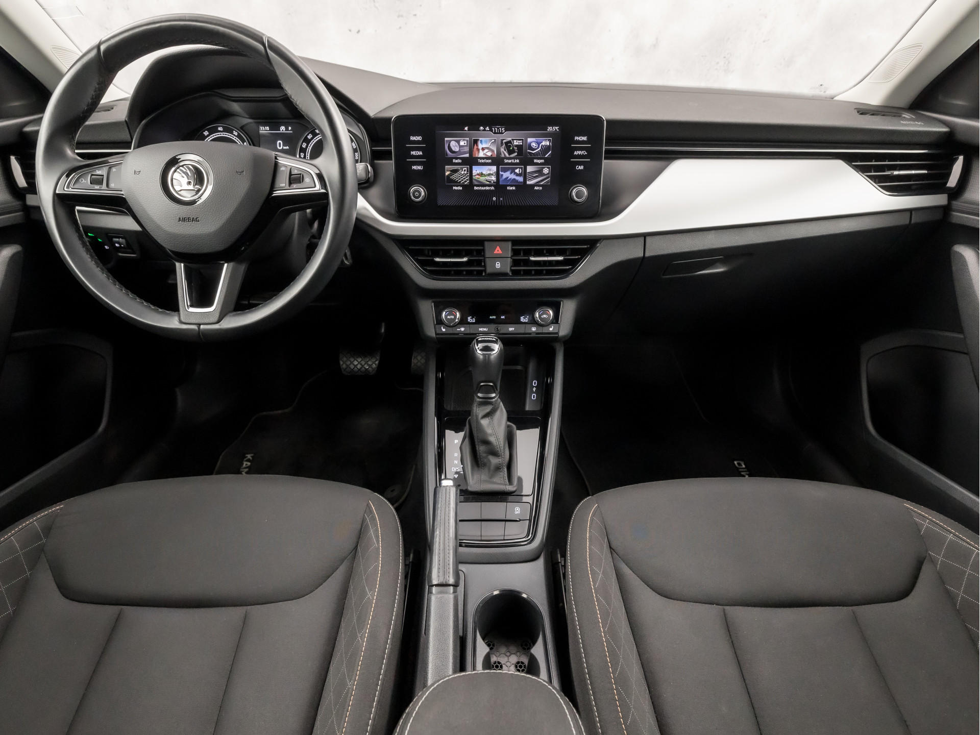 Škoda Kamiq 1.0 TSI Ambition Sport Automaat (APPLE CARPLAY, GROOT NAVI, CLIMATE, GETINT GLAS, STOELVERWARMING, SPORTSTOELEN, PARKEERSENSOREN, GETINT GLAS, NIEUWSTAAT)