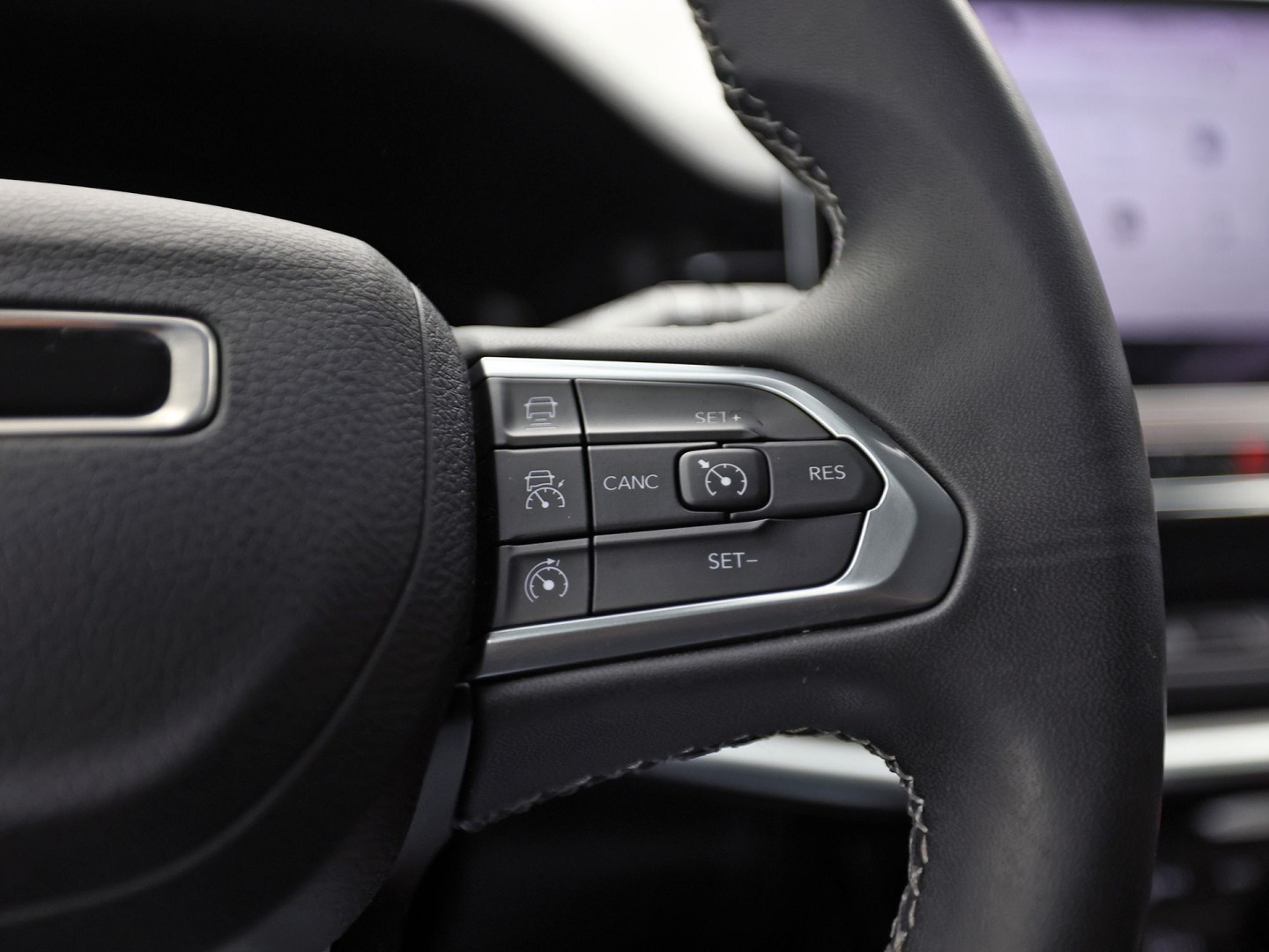 Jeep Compass 4xe 190 Plug-in Hybrid Electric Night Eagle. Automaat (NAP, APPLE CARPLAY, GROOT NAVI, LEDER, ADAPTIVE CRUISE, SPORTSTOELEN, GETINT GLAS, KEYLESS, NIEUWSTAAT)