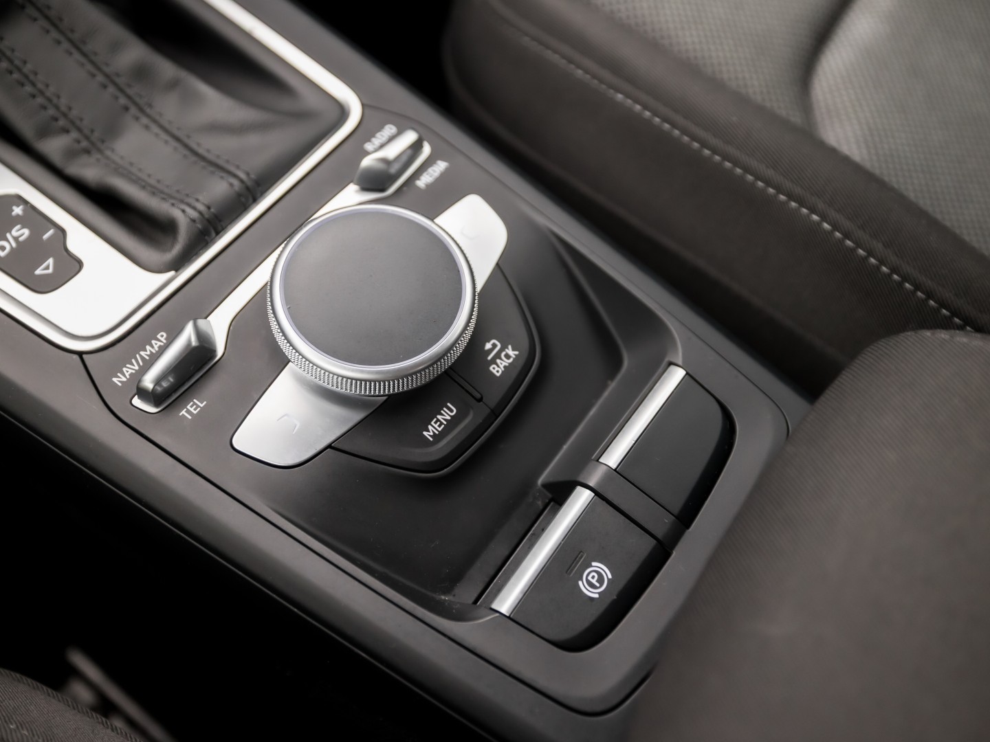 Audi Q2 35 TFSI S-Tronic Sport 150Pk Automaat (VIRTUAL COCKPIT, APPLE CARPLAY, GROOT NAVI, CLIMATE, STOELVERWARMING, SPORTSTOELEN, GETINT GLAS, PARKEERSENSOREN, CRUISE, NIEUWSTAAT)