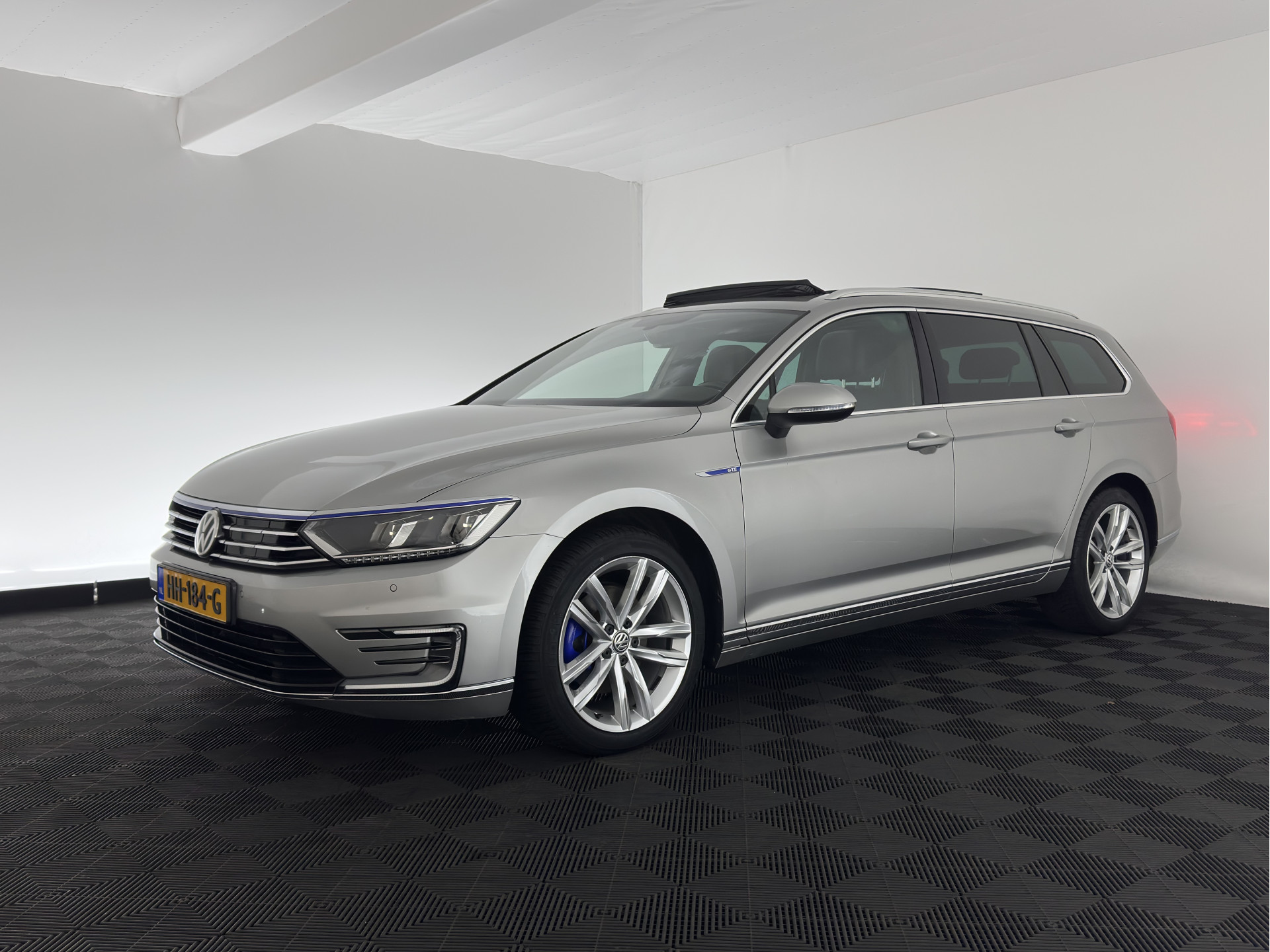 Volkswagen Passat Variant 1.4 TSI GTE Highline Plug-in Aut. *PANO | LEATHER-ALCANTARA | FULL-LED | CAMERA | NAVI-FULLMAP | ADAPTIVE-CRUISE | HEATED-ERGONOMIC-SPORTSEATS | KEYLESS | PDC | ECC | PRIVACY-GLASS | TOWBAR | AMBIENT-LIGHT | KEYLESS | ..