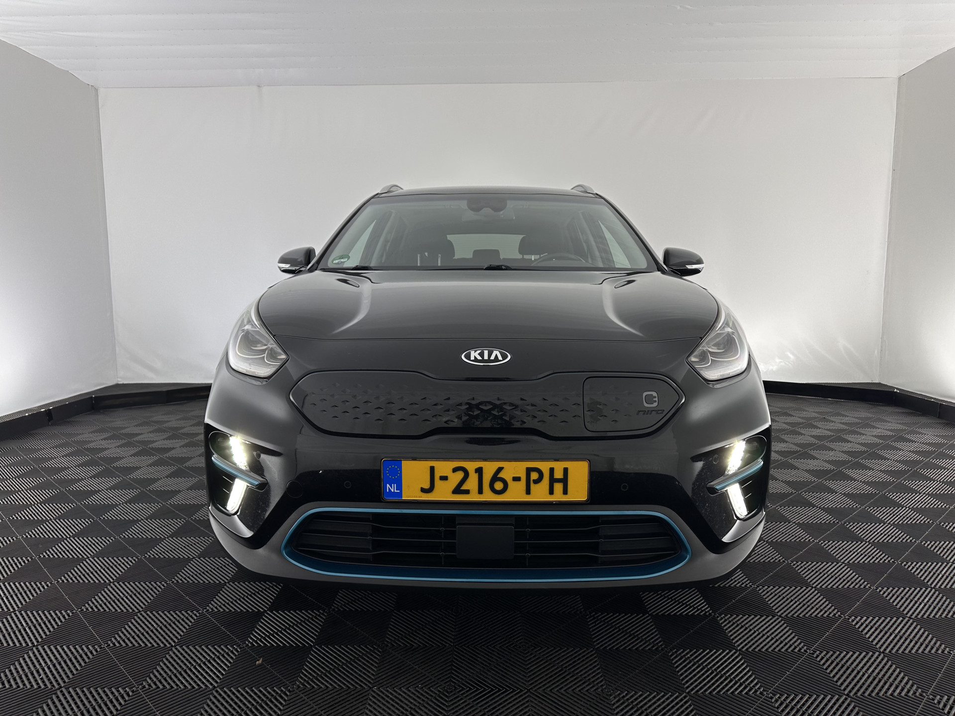 Kia e-Niro ExecutiveLine 64 kWh [ 3-Fase ] {SOH-100%} (INCL-BTW) Aut.*HEATPUMP | LEATHER | FULL-LED | NAVI-FULLMAP | ADAPTIVE-CRUISE | CAMERA | MEMORY-PACK | LANE-ASSIST | HEATED-COMFORTSEATS | SHIFTPADDLES | KEYLESS | DIGI-COCKPIT | PRIVACYGLAS