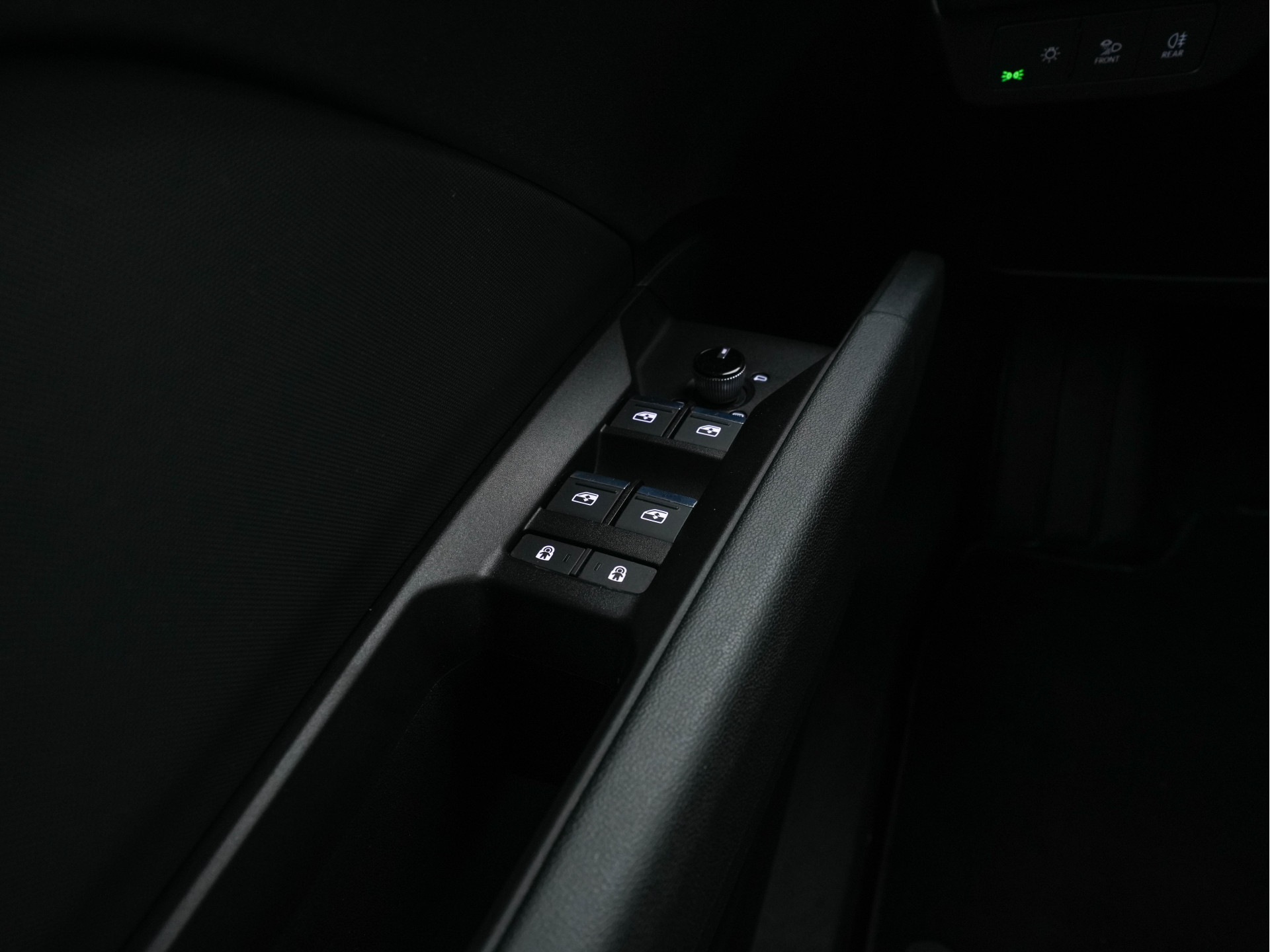 Audi Q4 e-tron 40 S-line Launch edition Competition 77 kWh [ 3-Fase-11kW ] {SOH-93%} (INCL-BTW) *HEATPUMP | LEATHER-FABRIC | SONOS-AUDIO | MATRIX-LED | ADAPTIVE-CRUISE | HEATED-SPORTSEATS | AMBIENTLIGHT | DIGI-COCKPIT | CAMERA | KEYLESS | DAB+ | NAVI-FULL