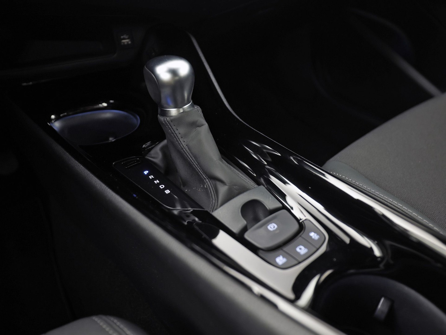 Toyota C-HR 1.8 Hybrid Sport Automaat (GROOT NAVI, CLIMATE, CAMERA, STOELVERWARMING, SPORTSTOELEN, ADAPTIVE CRUISE, GETINT GLAS, KEYLESS, NIEUWSTAAT)