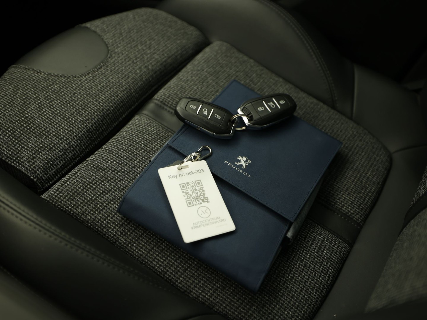 Peugeot 3008 1.2 PureTech Allure Sport Automaat (APPLE CARPLAY, GROOT NAVI, 360 CAMERA, STOELVERWARMING, LEDER, SPORTSTOELEN, ADAPTIVE CRUISE, GETINT GLAS, KEYLESS, NIEUWSTAAT)
