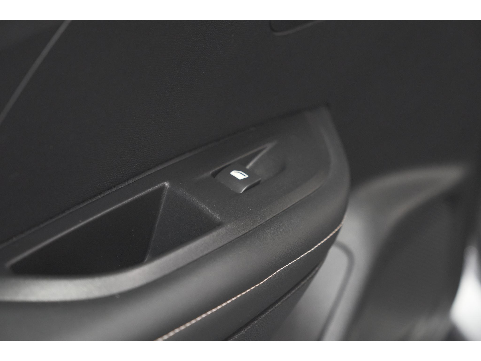 Peugeot 2008 Hybrid 136 e-DCS6 Allure | 360 Camera | Adaptieve Cruise Control | Dodehoekdetectie | Navigatie