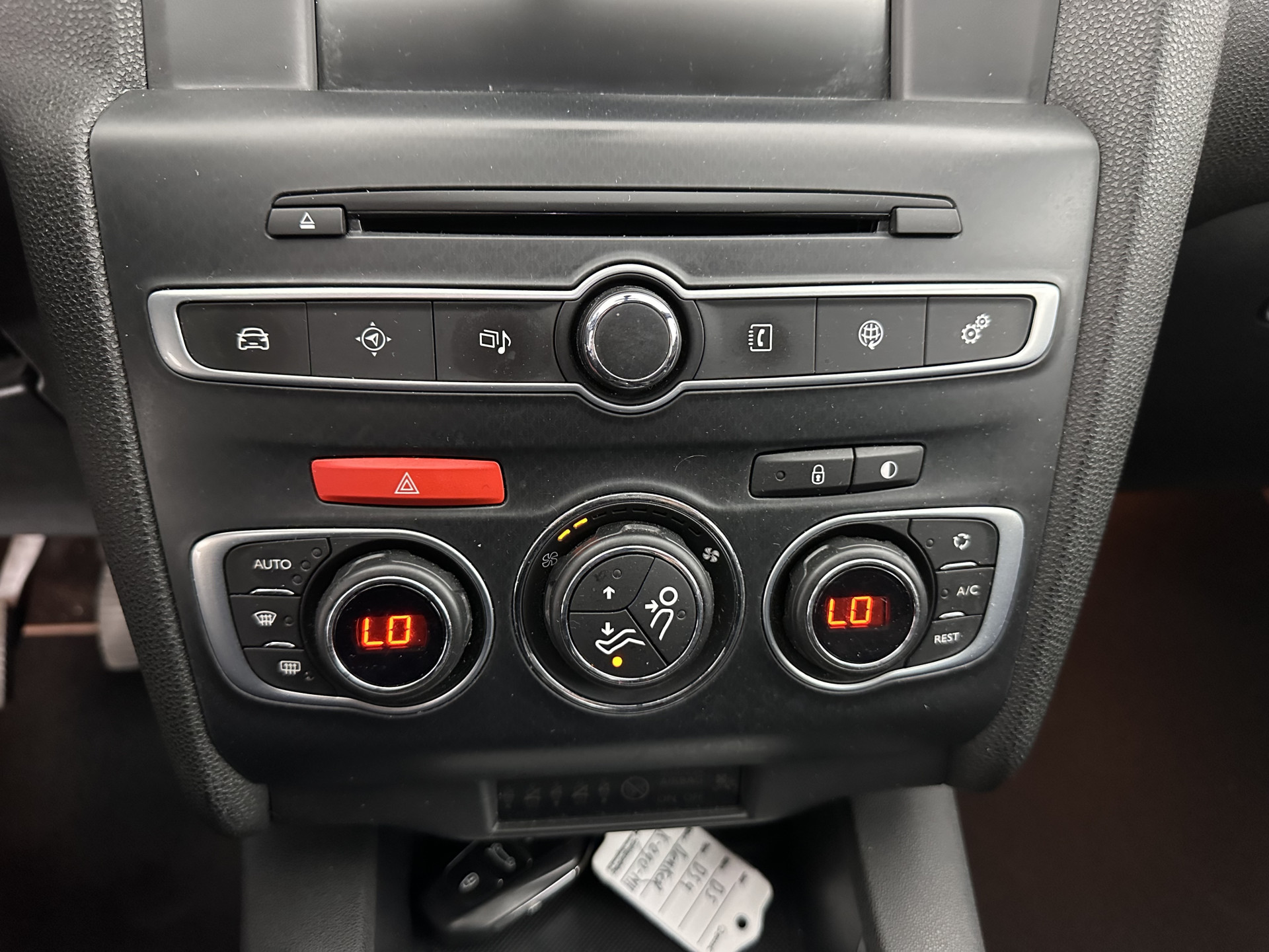 DS 4 1.6 BlueHDi Chic *PANO-WINDOW | FULL-LED | LEATHER-ALCANTARA | HEATED-COMFORTSEATS | NAVI-FULLMAP | DAB | CAMERA | PRIVACYGLASS | ECC | PDC | CRUISE | KEYLESS | TOWBAR | 16''ALU*