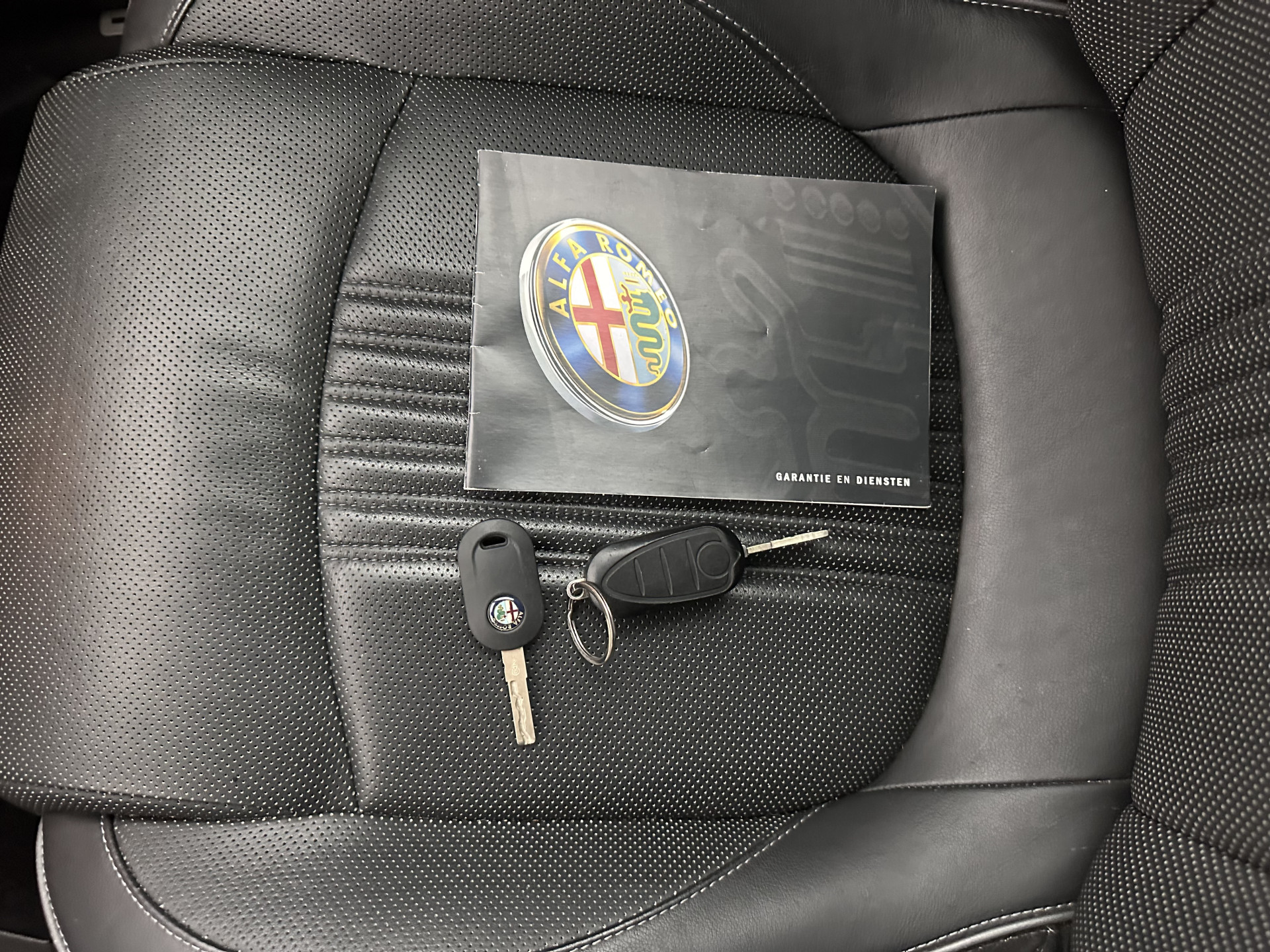 Alfa Romeo MiTo 1.3 JTDM ECO JUNIOR *LEATHER | NAVI-FULLMAP | SPORTSEATS | ECC | AUDIOSYSTEEM-DIGITAL |  PDC | PRIVACYGLASS | CRUISE*