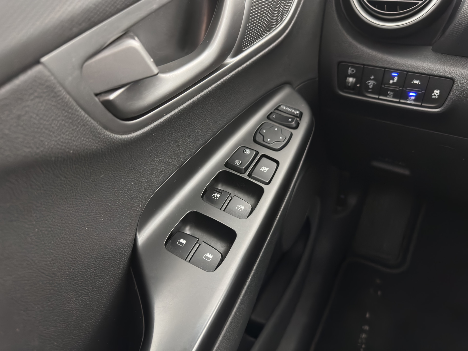 Hyundai Kona EV Fashion 64 kWh (3-Fase) {SOH-100%} (INCL-BTW)  Aut * HEATPUMP | NAVI-FULLMAP | LEATHER-FABRIC | KEYLESS | CAMERA | DAB | ECC | PDC | ADAPTIVE-CRUISE | LANE-ASSIST | HEATED SEATS | PRIVACY-GLASS | HEAD-UP | SHIFT-PADDLES | 17"A