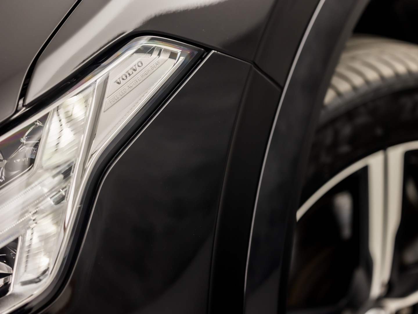 Volvo XC90 2.0 T8 Twin Engine AWD R-Design 7 Persoons 408Pk Automaat (PANORAMADAK, 1e EIGENAAR, LUCHTVERING, APPLE CARPLAY, BOWERS&WILKINS, HEAD-UP DISPLAY, STUUR/STOELVERWARMING, CAMERA, ELEK ACHTERKLEP, NIEUWSTAAT)
