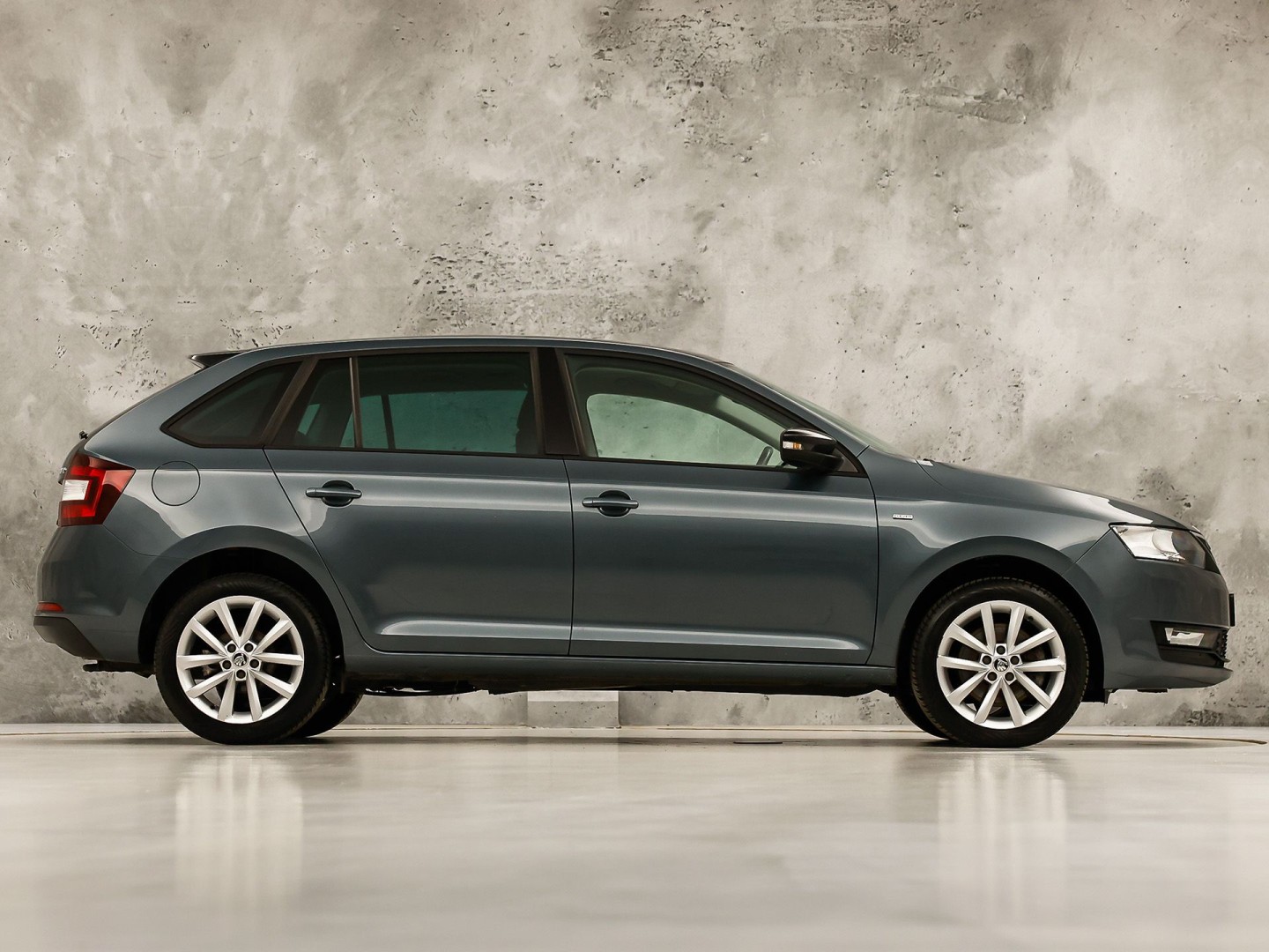 Škoda Rapid Spaceback 1.0 TSI Sport Automaat (PANORAMADAK, NAVIGATIE, CLIMATE, STOELVERWARMING, SPORTSTOELEN, GETINT GLAS, CRUISE, PARKEERSENSOREN, NIEUWSTAAT)