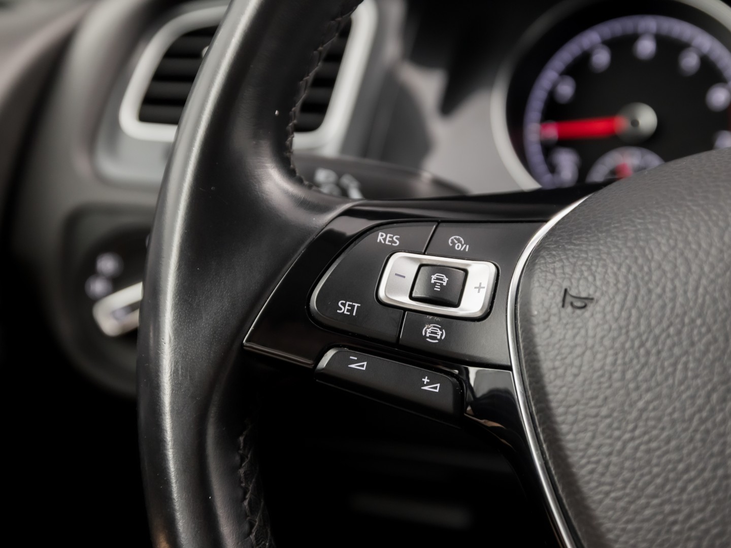 Volkswagen Golf 1.0 TSI Sportline (APPLE CARPLAY, GROOT NAVI, ALCANTARA, DYNAMISCHE KNIPPERLICHTEN, SPORTSTOELEN, STOELVERWARMING, ADAPTIVE CRUISE, PARKEERSENSOREN, NIEUWSTAAT)