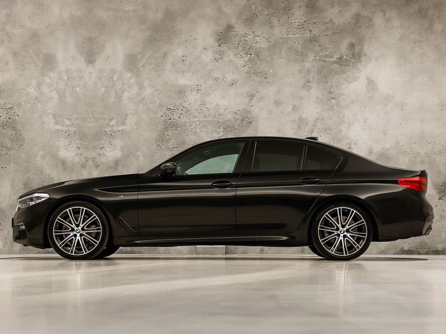 BMW 5-serie 520i M Sport High Executive 184Pk Automaat (GROOT NAVI, M PAKKET, 360 CAMERA, MEMORY SEATS, HARMAN/KARDON, STUUR/STOELVERWARMING, LUXE LEDER, HEAD-UP DISPLAY, GETINT GLAS, NIEUWSTAAT)