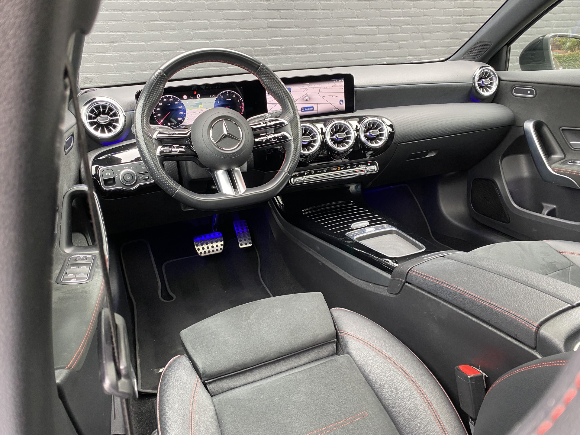 Mercedes-Benz A-klasse 180 AMG Line AUT. | 1e eigenaar | dealer onderh. | panoramadak | camera | night pakket | sfeerverlichting