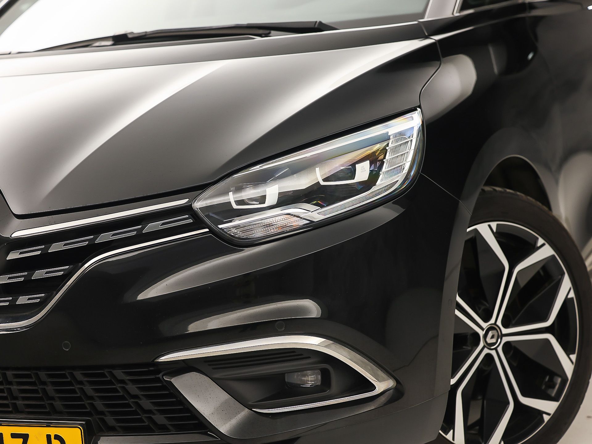 Renault Scénic 1.3 TCe Intens Sport (APPLE CARPLAY, NAVIGATIE, CAMERA, CLIMATE, LEDER, SPORTSTOELEN, GETINT GLAS, CRUISE, NIEUWSTAAT)