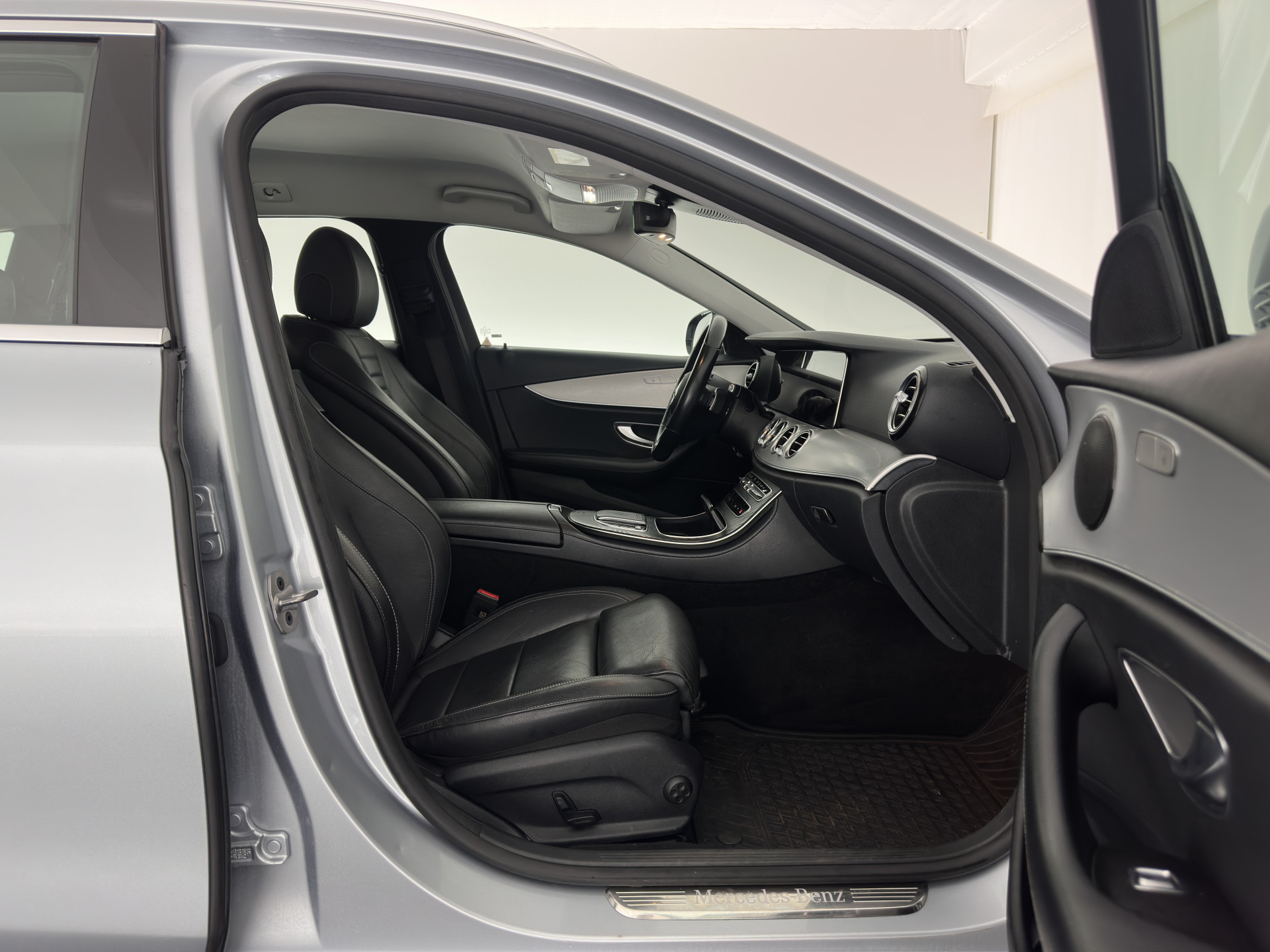 Mercedes-Benz E-klasse Estate 300 de Luxury Line ( Plug-in ) (INCL-BTW) Aut. *LEATHER | FULL-LED | WIDESCREEN-COCKPIT | BLIND-SPOT | AMBIENT-LIGHT | HEATED-SPORTSEATS | CAMERA | DAB+ | NAVI-FULLMAP | PDC | ADAPTIVE-CRUISE | ECC | 18''ALU*