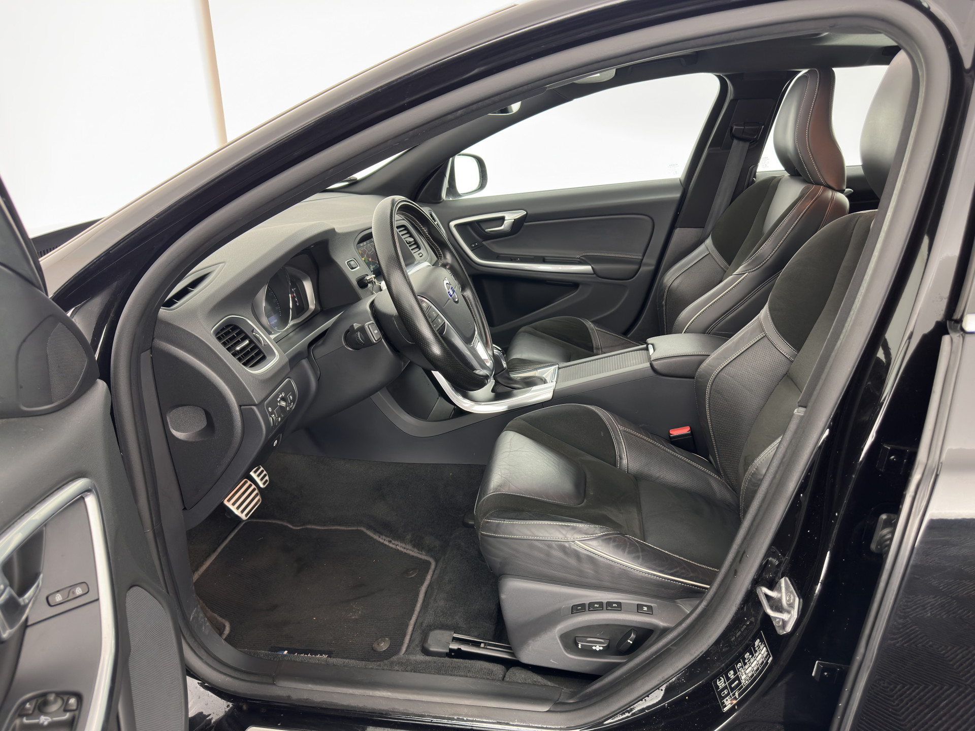 Volvo V60 2.4 D6 Twin Engine R-Design Aut. *PANO | LEATHER-ALCANTARA | BI-XENON | MEMORY-PACK | HEATED-COMFORTSEATS | NAVI-FULLMAP | CAMERA | PRIVACY-GLASS | ECC | PDC | CRUISE | 18''ALU*