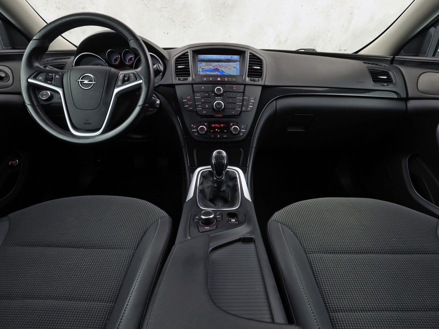 Opel Insignia 1.6 T Innovation Sport 179Pk (NAVIGATIE, CLIMATE, STOELVERWARMING, GETINT GLAS, SPORTSTOELEN, TREKHAAK, CRUISE, NIEUWSTAAT)